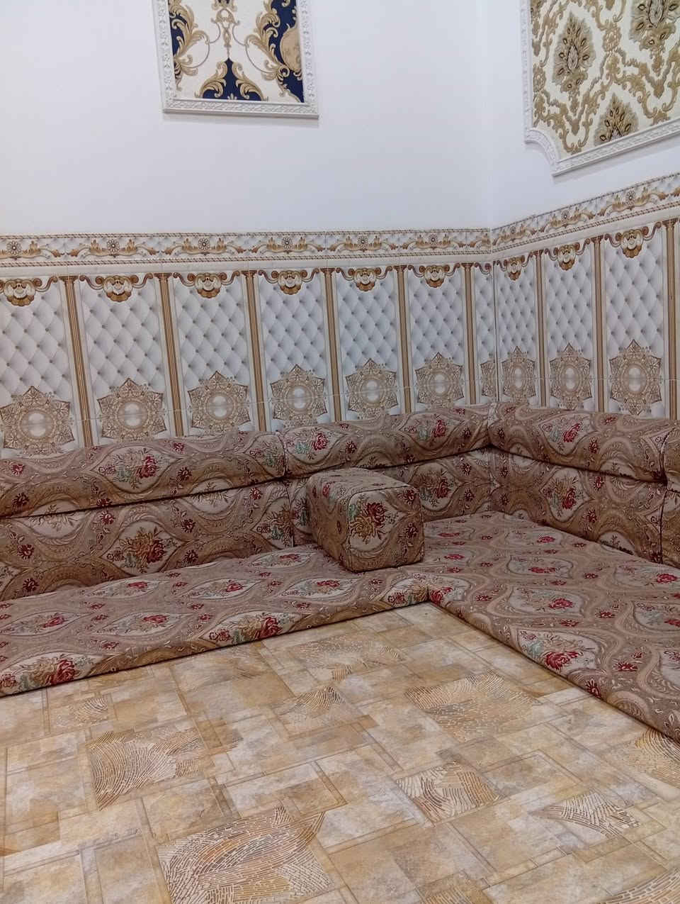 السلام عليكم جلسة عربية للبيع بحالة ممتازة جدا واستخدام قليل.
الحالة :مستعمل قليل / ونضيفة جداً .
الموقع: البصرة - الهارثة - گرمة علي.
السعر: 300 الف دينار وبيهن مجال للطيبين .

التواصل والاستفسار داخل تطبيق السوق المفتوح أو التواصل على هذا الرقم ***********
خادمكم محمد عبد
