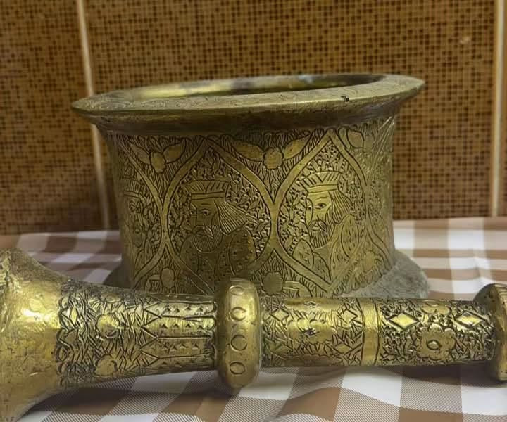 هاون قديم جدا ارتفاع 12عرض20 وزن 11,5كيلو سعر ٣٥٠ الف للحجز خاص او الاتصال *********** يوجد توصيل
