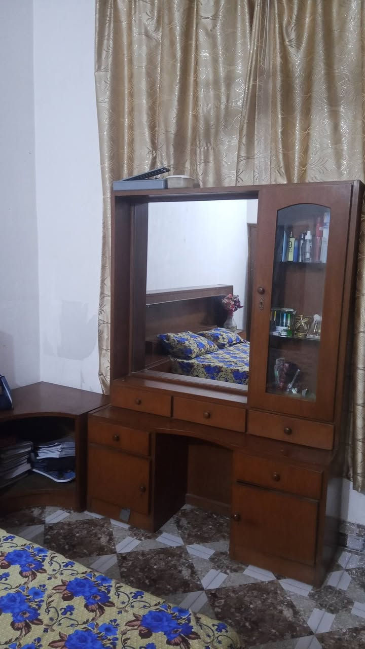 السلام عليكم
غرفة كاملة للبيع حطاطه درجة اولى كنتور مع ملحق طبعا + ميز تواليت + زاوية + الصومبة كامله ايضا مع ملحقاتها يعني الجوانب مالتها .  نظيفه كلش للامانه 

كما موضح في الصور ال سعر  500 الف وبيه مجال بسيط.
***********
***********

