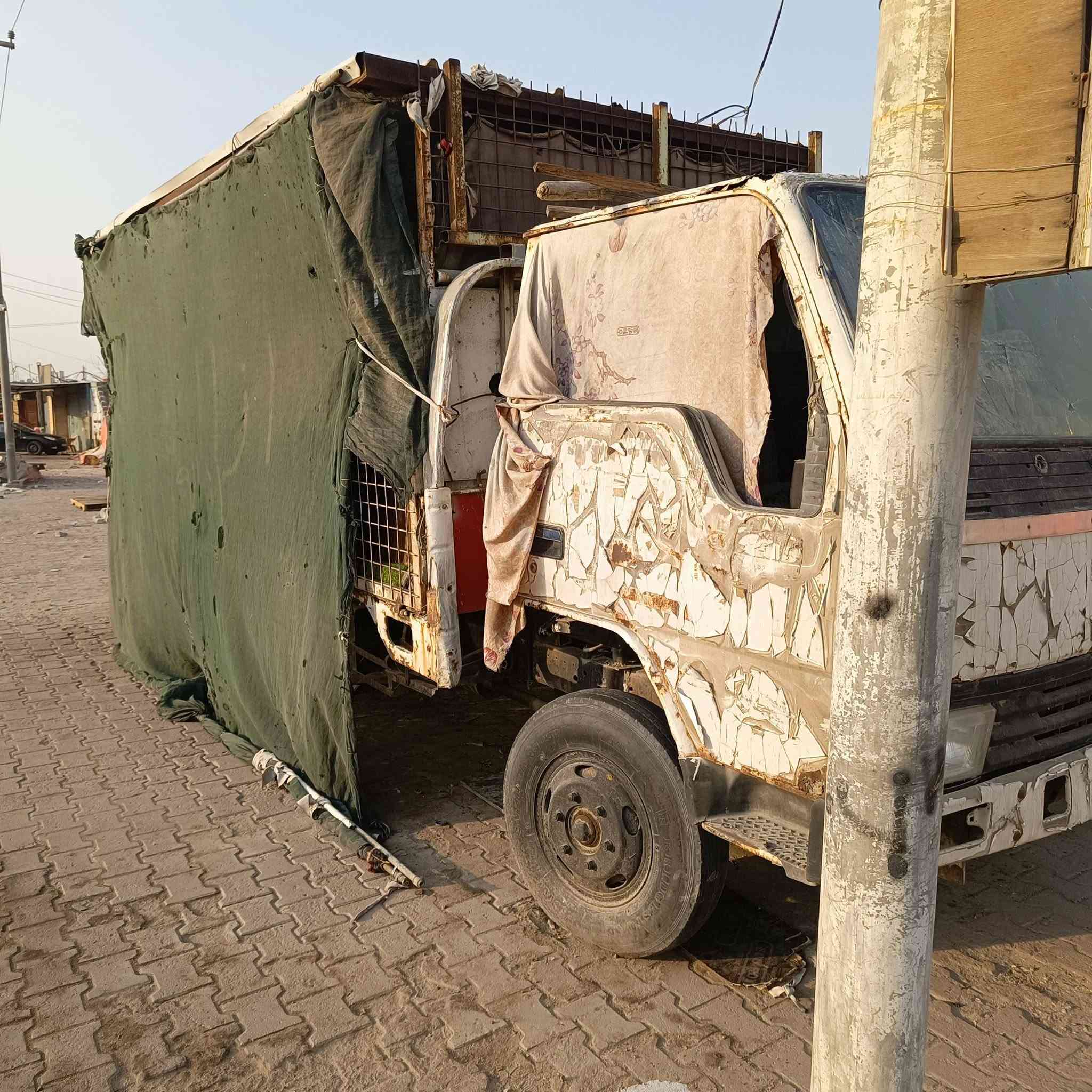 السلام عليكم دانيه للبيع بسعر 22 مكينة بنكو السيارة نضيفة لئن مامتعبها واكفه بمكانها مسويها بسطه على باب الله 
نوع السيارة بلاك راعيها يريد تحويل  رقمي ***********
