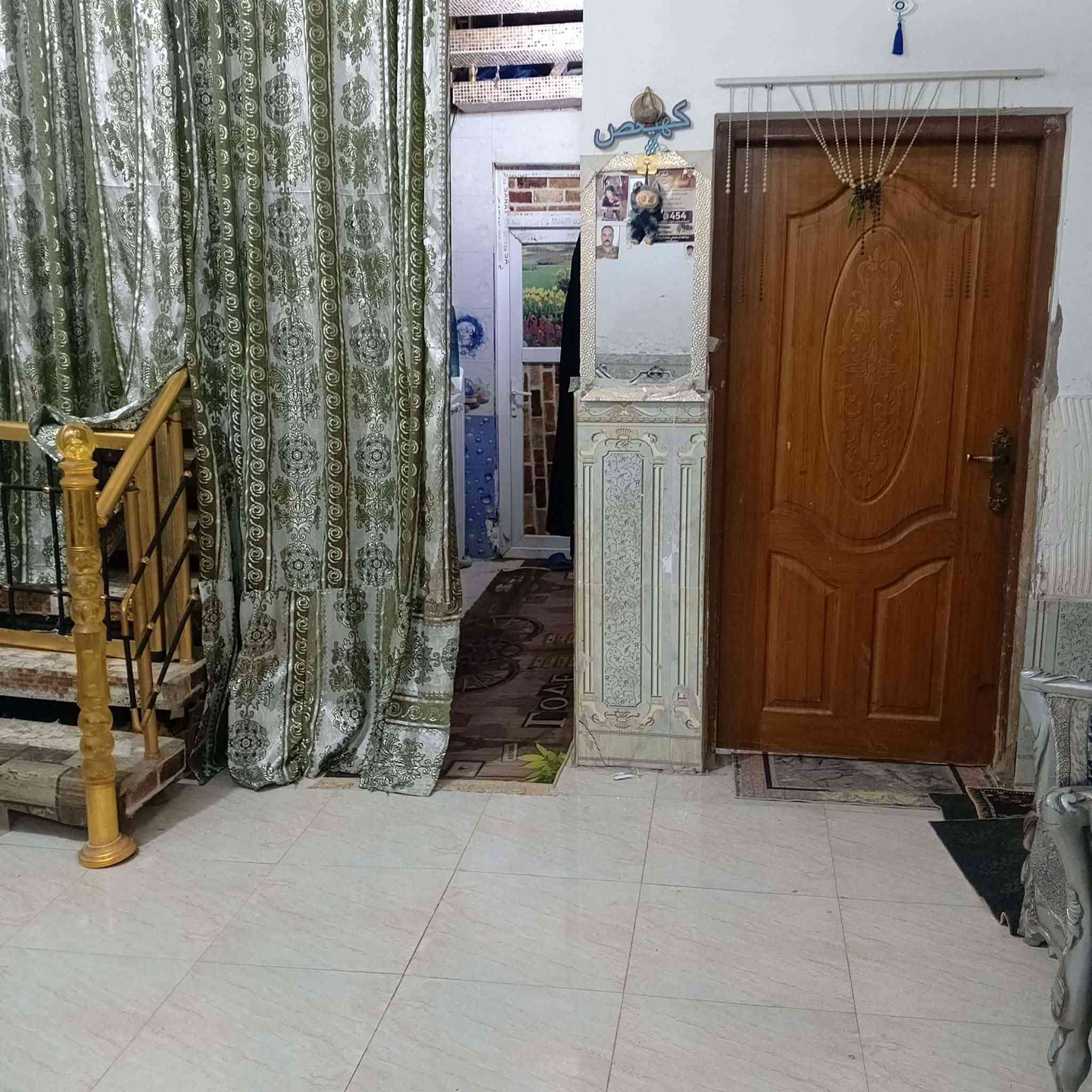 بيت في التقية الثالثه خلف مطعم بغداد البانزين خانه مساحة الدار ١٥٠ متر سند ٢٥ مرقم بلدية ومسلم معامله يحتوي البيت على غرفة نوم وصاله وبراني ومنور وصحيات داخليه وخارجيه بناء البيت طابوك والاساس والسقف كونكريت لمعرفة السعر الاتصال على الرقم ***********
