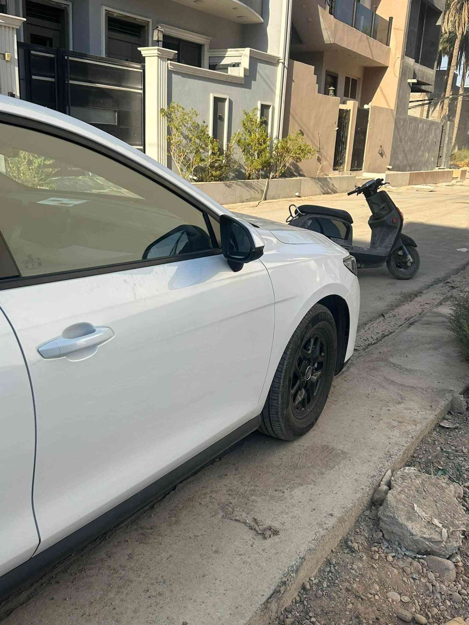 للبيع: BYD كين بلس (Qin Plus) موديل 2025 ✨
سيارة حديثة، اقتصادية جداً، وبحالة الزيرو! الخيار المثالي للي يدور على راحة، توفير، ومواصفات حديثة 🚗⚡
📋 تفاصيل السيارة:
 الموديل: 2025
 المسافة المقطوعة: 13,000 كم فقط
(8,000 كم على البنزين / 5,000 كم على الكهرباء)
 الحالة الفنية: ممتازة جداً وبحالة الزيرو، مكفولة من كل شيء عدا (طخة بسيطة جداً بمكان واحد وموضحة بالصور).
 طريقة الدفع: كاش فقط 💵
🌟 المميزات والإضافات:
 تشغيل بنظام البصمة ونظام كارت (Smart Card) 💳🔑
 كاميرا خلفية عالية الدقة 📸
 حساسات ركن خلفية/أمامية شغالة 100% 🚨
 نظام هايبرد يوفر لك أعلى درجات الاقتصاد بالبنزين ⛽⚡
 صالون ونظافة داخلية وخارجية بحالة الشركة ✨
📍 الموقع: بغداد رقمه 
📞 للتواصل والاستفسار (اتصال أو واتساب): ⁠***********
