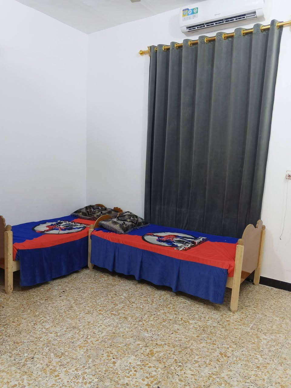 بيت للبيع حي الشهداء الثانيه طابو صرف حر مساحته 135متر +فضله متكون من غرفتين،صاله،براني،مطبخ،مجمع صحيات ،السعر خاص،رقم تلفون***********
