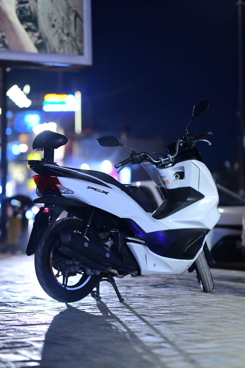 السلام عليكم Pcx
للبيع الدراجة. نضيفه فول مواصفات مكفوله ***********

نص مكتوب في الصور:
- نستعيد القرار ونبني الدار