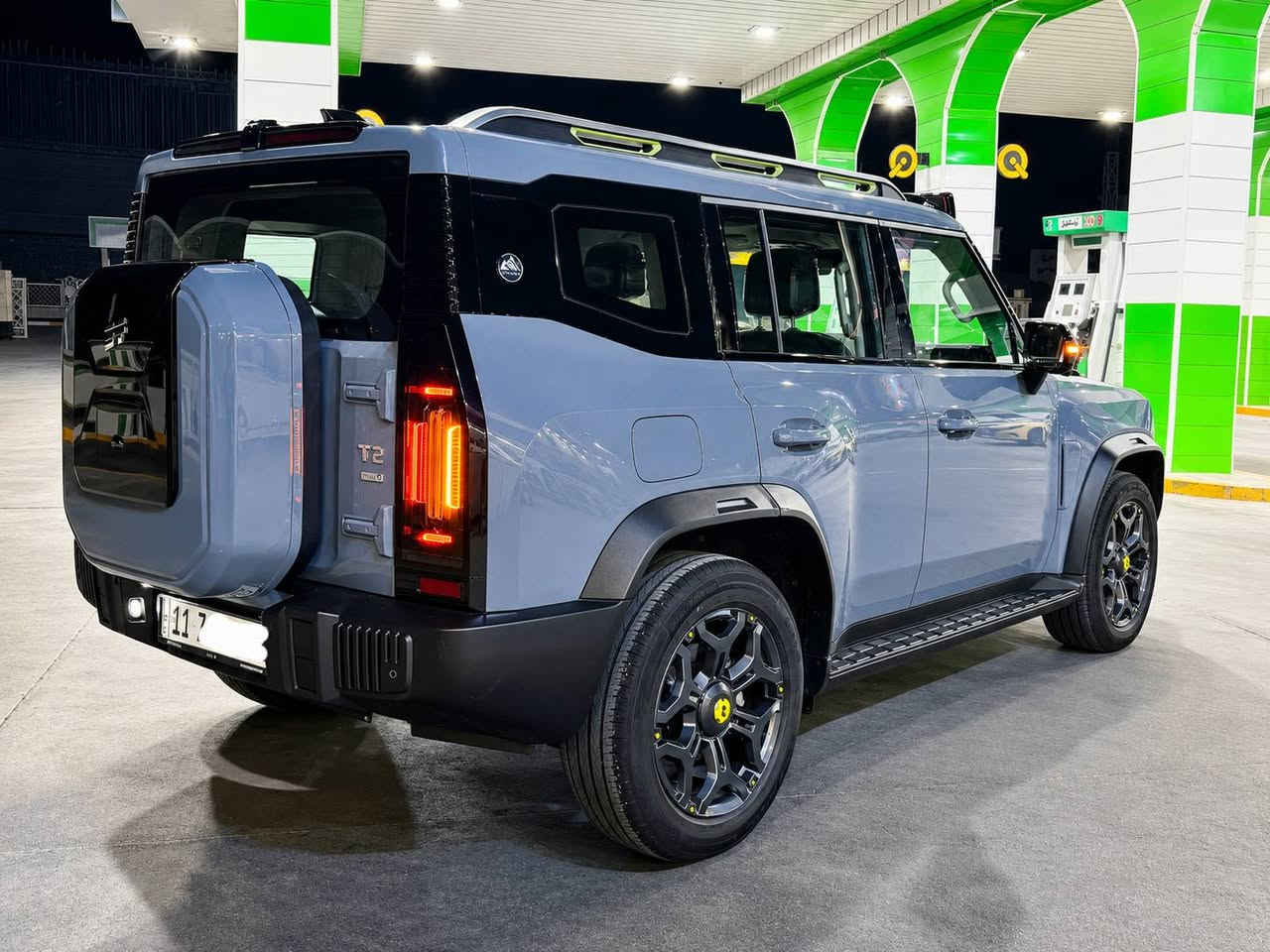 للبيع او المراوس بفئه اقل يفضل هايبرد
السعر 41 وبي مجال 
 جيتور T2 بلك ان هايبرد ( اسمنتي)
 هايبرد موديل2025 (PHEV / i-DM
المحرك والأداء
ضمان هارلم
* محرك بنزين تيربو سعة 1.5 لتر (4 سلندر).
* نظام هايبرد قابل للشحن (Plug-in Hybrid).
* محركان كهربائيان.
* القوة الإجمالية: 375 حصان (280 كيلوواط).
* عزم الدوران: 610 نيوتن.متر.
* ناقل حركة 3DHT أوتوماتيكي.
* التسارع من 0 إلى 100 كم/س: 7.5 ثانية.
* بطارية LiFePO₄ بسعة 26.7 كيلوواط ساعة.
    * 129 كم (CLTC).
    * حوالي 100 كم (WLTC)، وهو
* تدعم الشحن الخارجي لأنها سيارة PHEV.  
الأبعاد.
التجهيزات
* شاشة وسطية كبيرة 15.6 بوصة.
* شاشة عدادات رقمية.
* كاميرا 360° مع ميزة الرؤية
* مثبت سرعة متكيف (ACC).
* المحافظة على المسار.
* تحذير التصادم والكبح التلقائي.
* فتحة سقف بانورامية.
* شحن لاسلكي للهاتف.
* مقاعد كهربائية مع التهوية
* 6 وسائد هوائية.
* نظام الثبات الإلكتروني.
* مراقبة النقطة العمياء.
* تحذير مغادرة المسار.
* المساعدة في البقاء داخل المسار.
* الكبح التلقائي في حالات الطوارئ.
مرقمه كامله باسمي 
 رقم التواصل :: ***********
