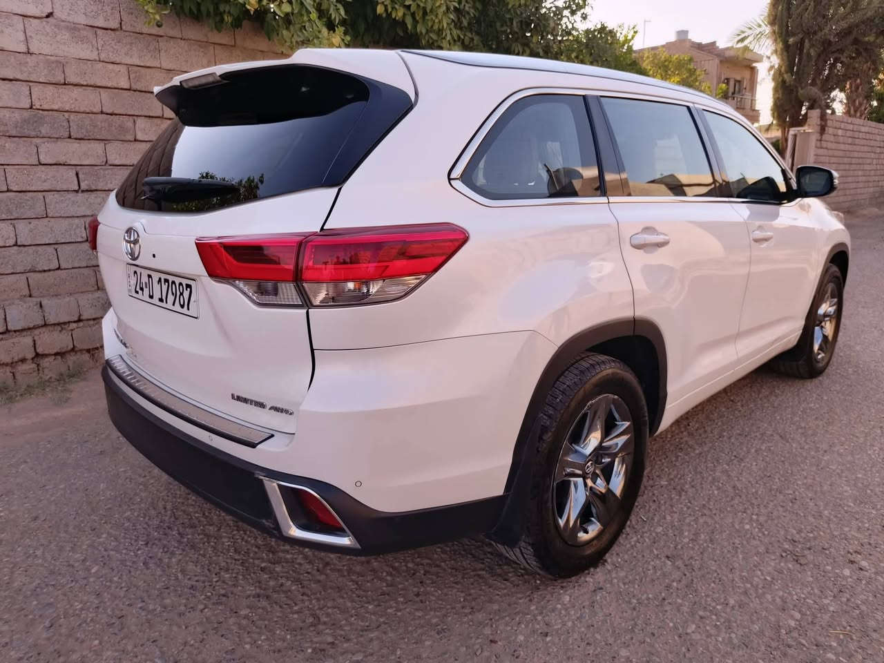 هايلاندر 2017
كلين بدون صبغ
فول مواصفات LIMITED
محرك V6.. 3.5
فور ويل. سعر ب30 ورقة والله متوازي حيل حيل 
مكاني بغداد *********** اتصال فقط
