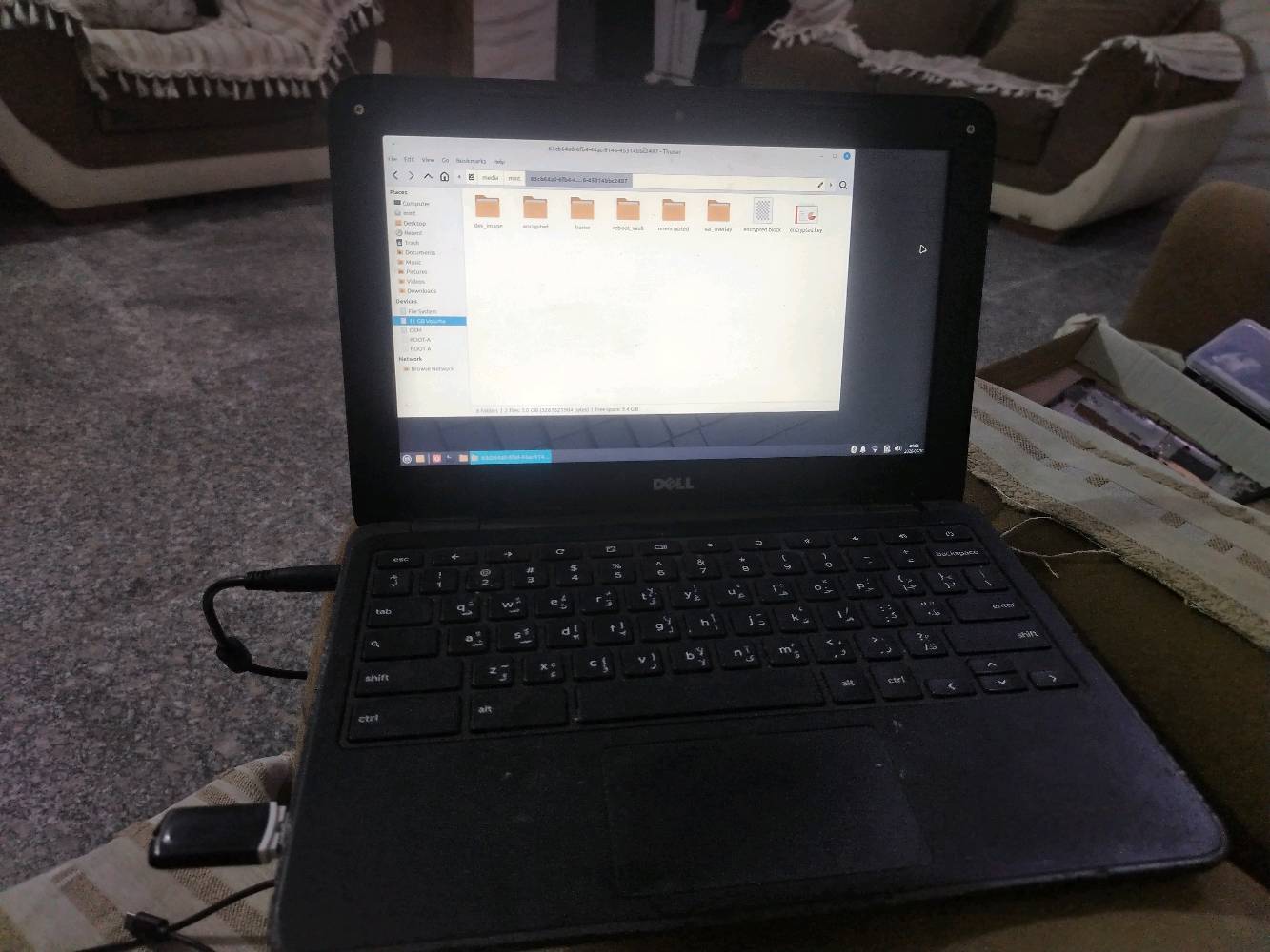حاسبة مكتبية أو دراسية
شنو الموديل بالضبط مال اللابتوب؟ إذا تعرف رقم الموديل أو السلسلة من Dell اكتبه حتى يكون أوضح للمشتري.: 
Chromebook 1100
منو وين مكانك؟ يعني بأي محافظة/منطقة حتى الناس تعرف وين تستلم الجهاز.: 
بابل المركز
شكد حالة الجهاز من ناحية الاستخدام؟ بيه خدوش، كسر، أو شي متغيّر/متصلّح؟: 
الجهاز نضيف 80% ، ما مفتوح للتصليح استخدمناه فقط للدراسة 
البطارية والشحن شغالين زين؟ ويّا الشاحن الأصلي لو شاحن بديل؟: 
بطارية نسبتها 100% ووشحن يدوم عندك حتى 6 ساعات
مواصفاته شنو بالضبط: الرام، التخزين، والمعالج؟ وإذا تريد، هل بيه نظام Chromebook/ChromeOS لو نظام ثاني؟: 
رام 4 ، التخزين 15 وقابل للزيادة حتى 500 گيگا بايت ، حاليا منصب عليها لينكس بس اذا تريد انصبلك عليها أي نظام قبل لا ادزها بس بلغني