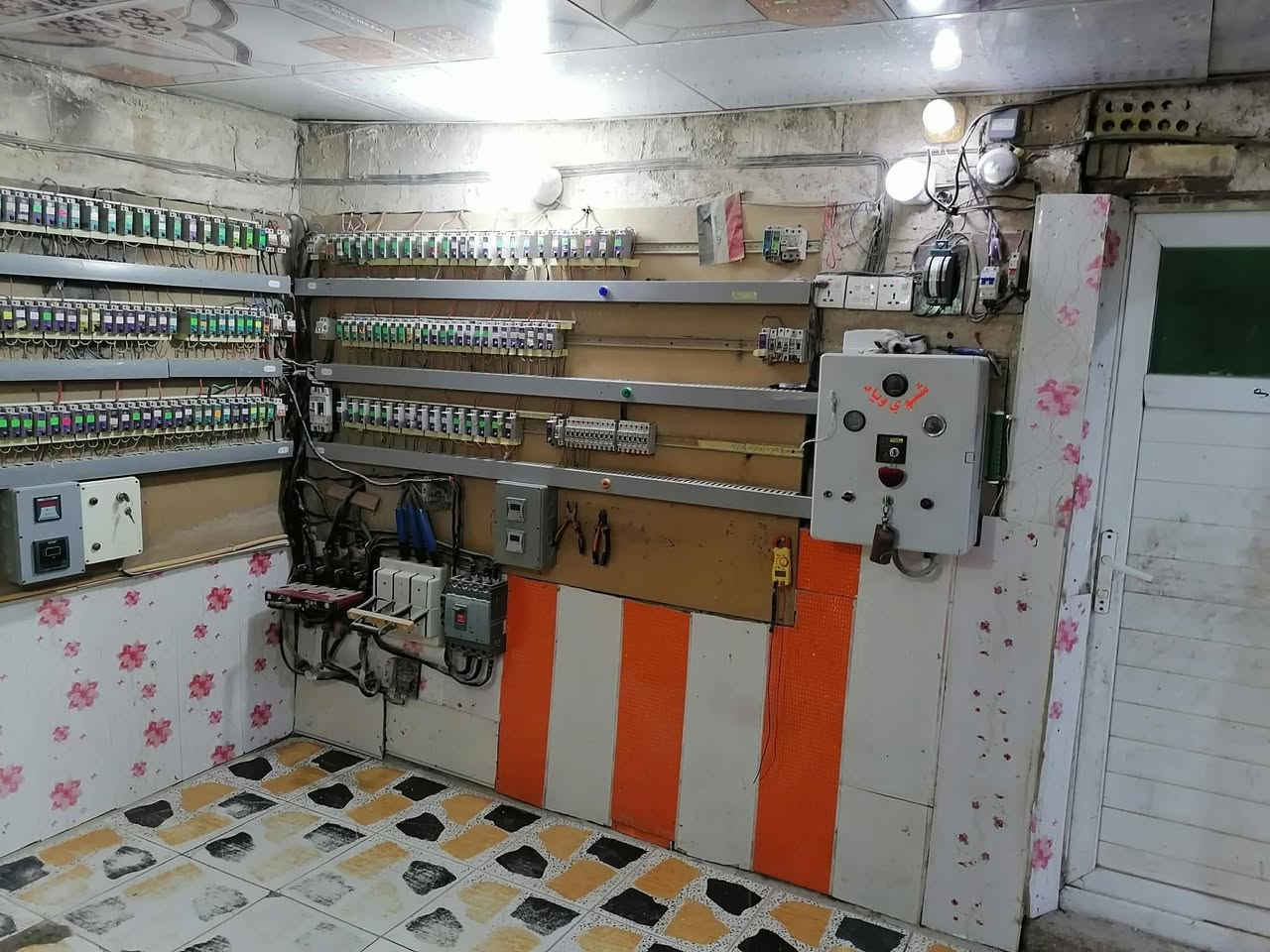 موقع مولد اللبيع نجف كوفه سهله شارع معمل الدبس عشارع بيه حمل ٩٠٠ وقابل الزياد بيه مكنيتين سكانيه ١٤٤ وفيكو ١٣٧ وصط بيه حص كاز ٣٠٠ كيفي بيه تنكيات ١٥ الف ٥ موقع مرتب ماعيز كشلي رقم صاحب مولد ***********
