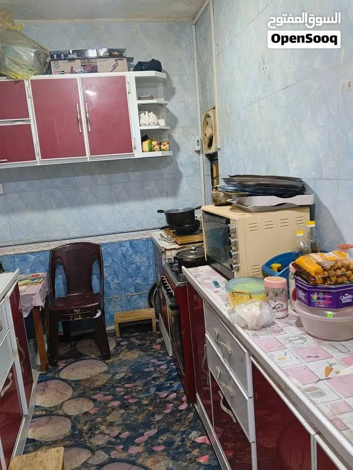 السلام عليكم بيت للبيع في المعقل حي الشهداء مقابيل استشارية الموانئ 
بيت موانئ مرمم و مضاف اليه بمواصفات ممتازة مساحته 145م بالاضافة لفضلة اكثر من 50م البيت طابق واحد و يضم اربع غرف نوم مساحة 3.5*4 و غرفتي استقبال واحدة كبيرة للرجال و واحدة صغيرة للنساء و هول و مطبخ و حمام مشترك داخلي و خارجي و يضم كراج واسع و طارمة واسعة ايضا + مبني في السطح غرفة صغيرة مستخدمة كمكتب و غرفة كبيرة سقفها سندويج بنل مستخدمة كمخزن 

البيت نظيف و جاهز للسكن السعر 295 و قابل للتفاوض

***********

نص مكتوب في الصور:
- السوق المفتوح
- OpenSooq
- السوق المفتوح OpenSooq