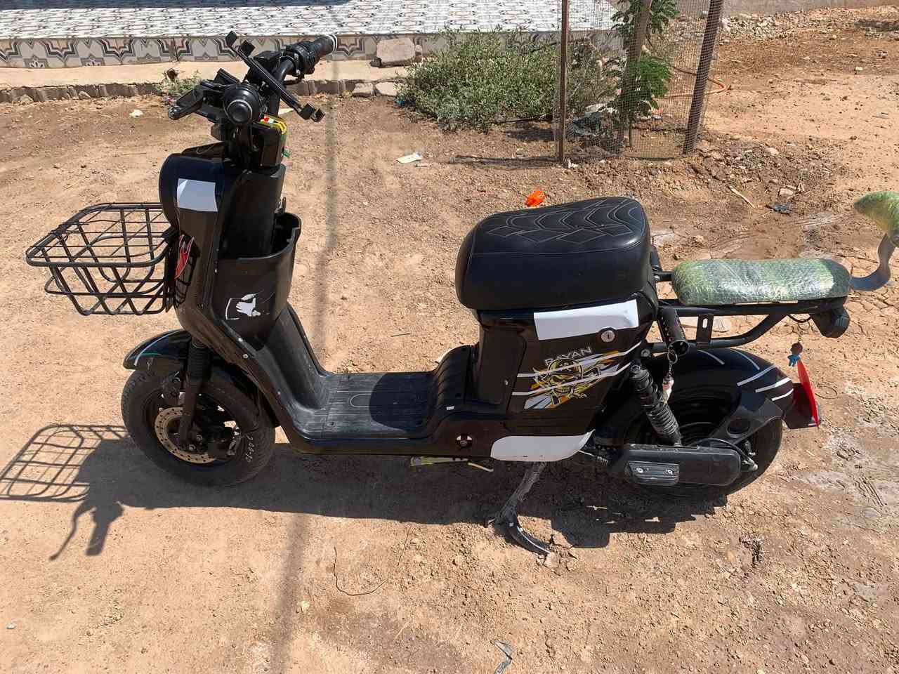 السلام عليكم دراجه للبيع 
R9 موديل 2025 الدراجه حلوه 
الباتريات نص عمر السعر 350 وبيه مجال 
عنوان صلاح الدين الضلوعية 
باقي التفاصيل عل رقم 
***********
