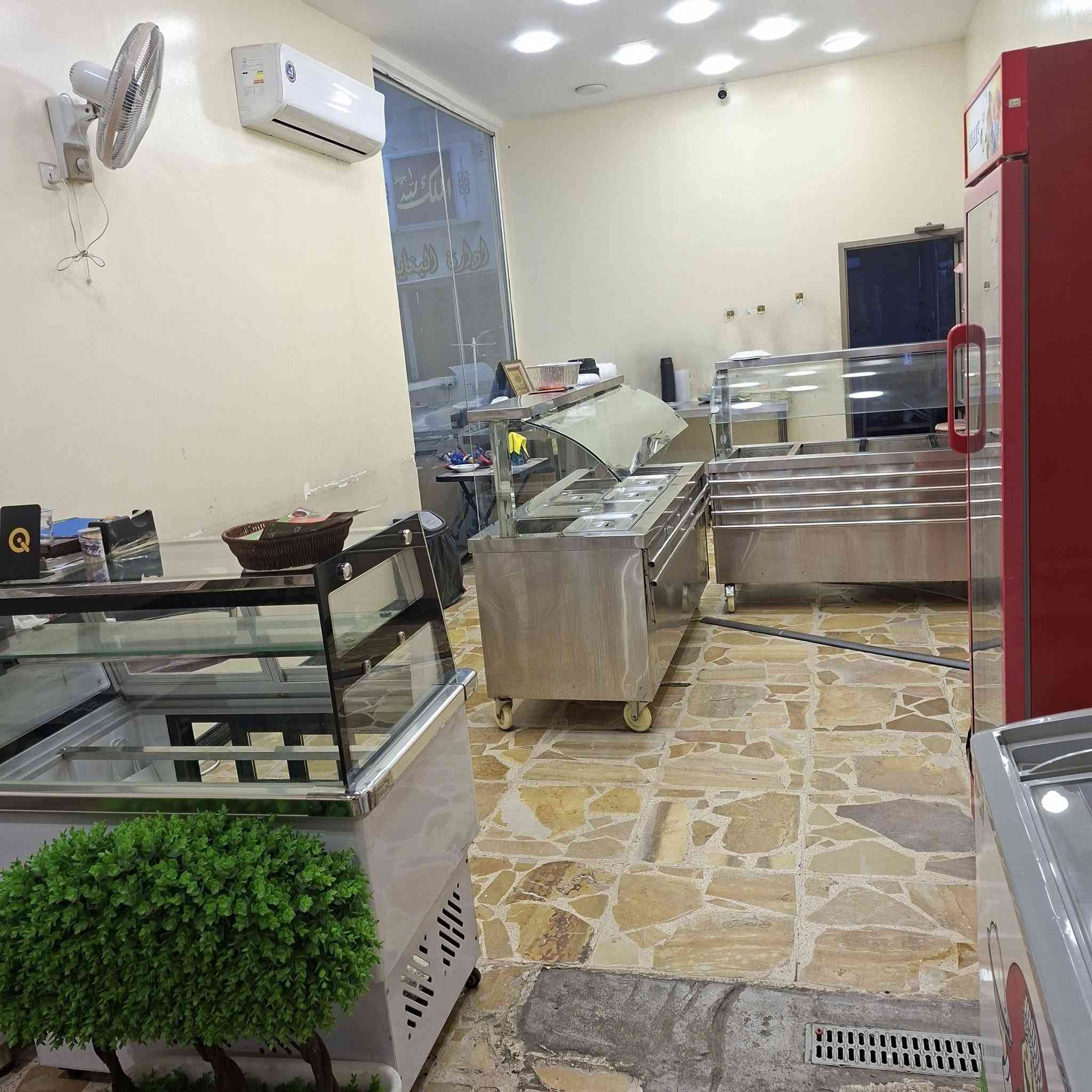 للبيع ..في الاعظميه شارع الضباط  مطعم يقدم اكل بيت شرقي .. صارله سنتين ونص عنده معاميل وزبائن ثابتين ومتجددين ..كامل من كل شي .. شغال ماشاء الله .. مساحته حدود ١٥٠ متر ..من ضمنه منام للعمال .. المشتري الجديد مباشره يجيب مسواك ويبلش بيع .. الاسم مسجل بغرفة تجارة بغداد .. يحتاج دعايه وترويج اكثر حتى يزيد مبيعاته ويحتاج ترتيب اكثر للصاله الداخليه ..
للبيع ..في الاعظميه شارع الضباط  مطعم يقدم اكل بيت شرقي .. صارله سنتين ونص عنده معاميل وزبائن ثابتين ومتجددين ..كامل من كل شي .. شغال ماشاء الله .. مساحته حدود ١٥٠ متر ..من ضمنه منام للعمال .. المشتري الجديد مباشره يجيب مسواك ويبلش بيع .. الاسم مسجل بغرفة تجارة بغداد .. يحتاج دعايه وترويج اكثر حتى يزيد مبيعاته ويحتاج ترتيب اكثر للصاله الداخليه ..
 ايجاره ٣ ملايين بالشهر
السعر المطلوب ٤٠ مليون وبيه مجال بسيط
الجاد وحاب يتفضل يتصل وبالخدمه عالرقم ***********
