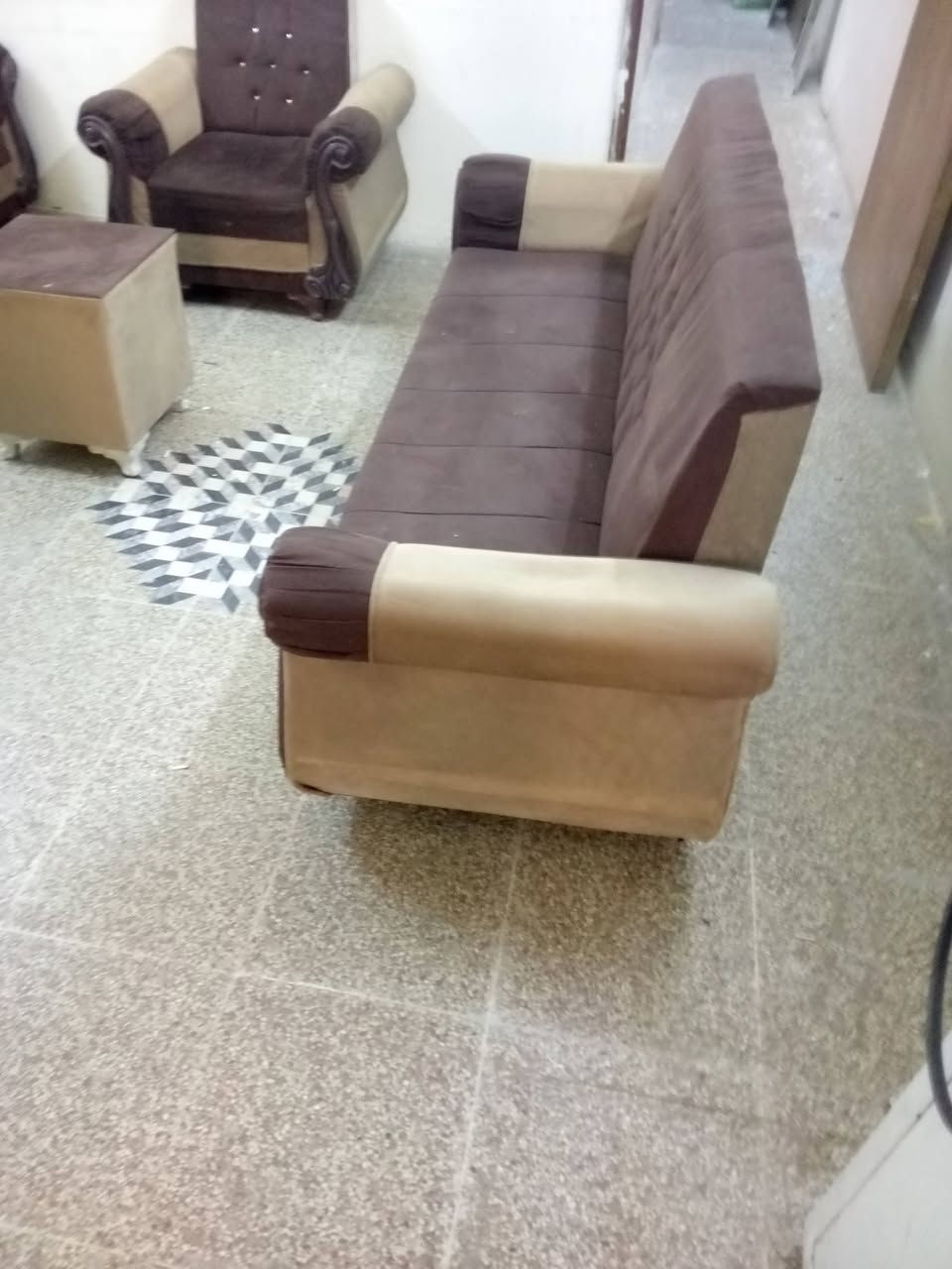 تخم قنفات نظيف يتكون من قنقتين كبيره واثنين كراسي  سعره ١٥٠ مكاني الحريه الدولعي ***********
