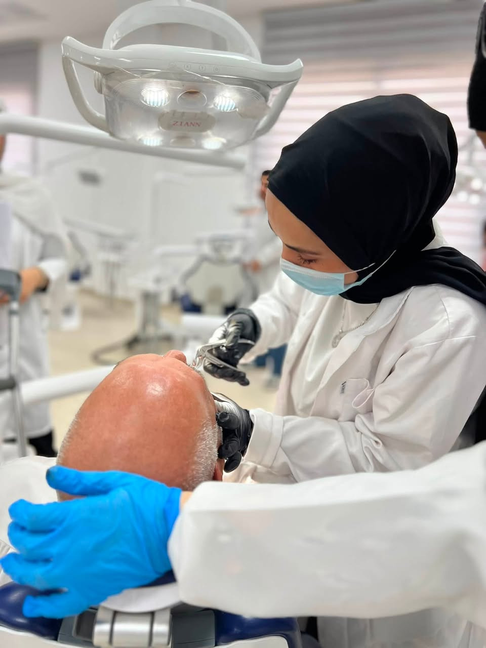 السلام عليكم الي عنده جذور متبقيه ويحتاج قلع يراسلني بجامعة كلكامش بابو الدشير مجاني وتحت إشراف أطباء مختصين ***********
