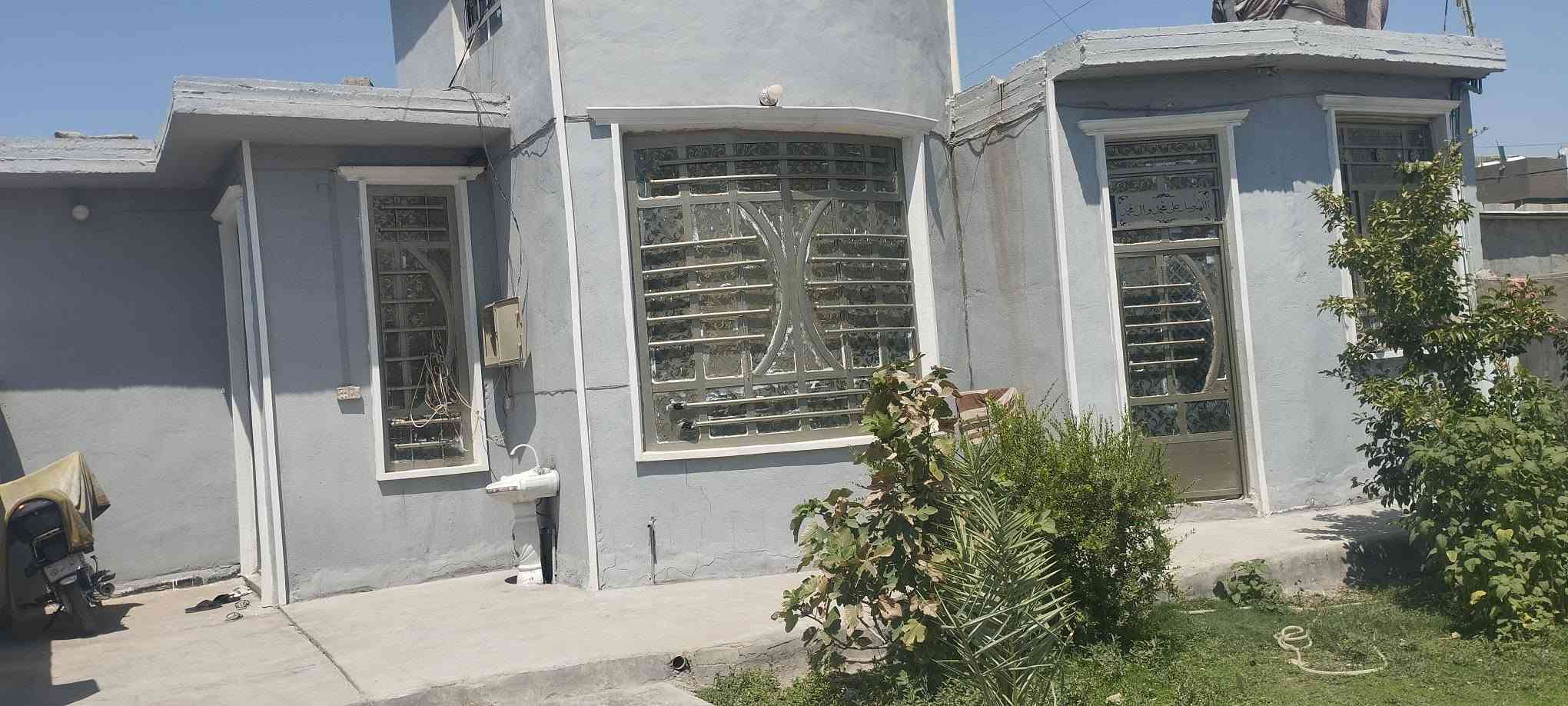 بيت للبيع في حي الدواغنه مساحه 250 متر غرفتين وهول ومطبخ ومضيف وصحيات داخليه وخارجيه +ترك خلف البيت متر ونص متوفره بيه جميع الخدمات موقعه حلوو بالوجهه صاد على حي ذويب الثالث معروض ب 54 وبيه مجال للشراي للاستفسار الاتصال على *********** او المراسله على الخاص

