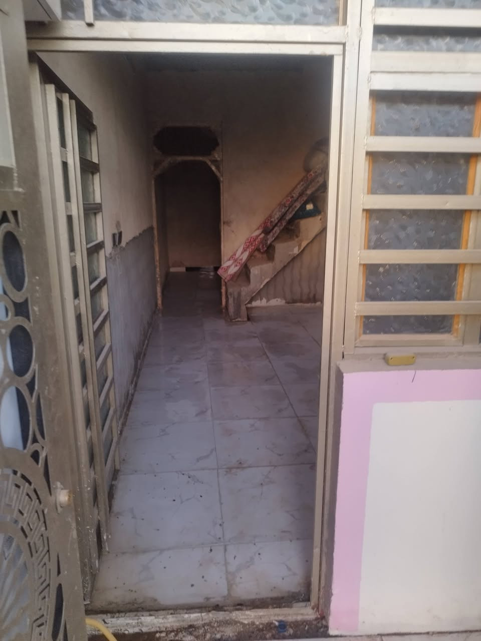 بيع مال مستعجل وسعر مناسب
دار 55 متر غرفه وصاله ومطبخ وتخاريج
شارع مطار القديم بفرع الجامعة الذهبي يبعد عن سياج المطار 600 متر
البيت كما واضح بصوره عايز سقف ثانوي وبورك وبيتونه

سعر البيت 14 وبي مجال
 استفسار وات ساب ***********
