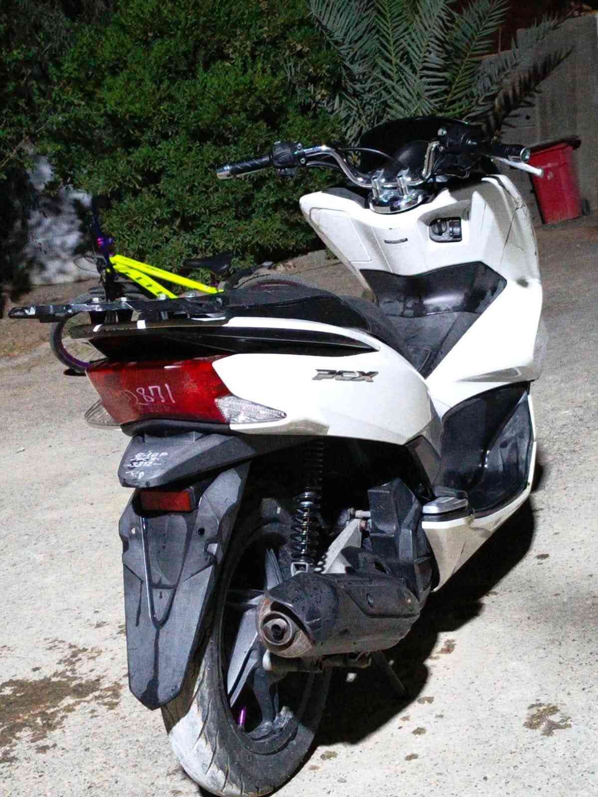 السلام عليكم 
دراجة PCX جيل ثاني بصمة مكينة 150ccدراجة خير من الله حساس ازدحام A استان حساس نقص بريك أمامي اللون ابيض صدفي مميز ماشية 36 حقيقي السعر 10$
رقم الهاتف *********** مكاني بغداد حي اور سبع قصور
