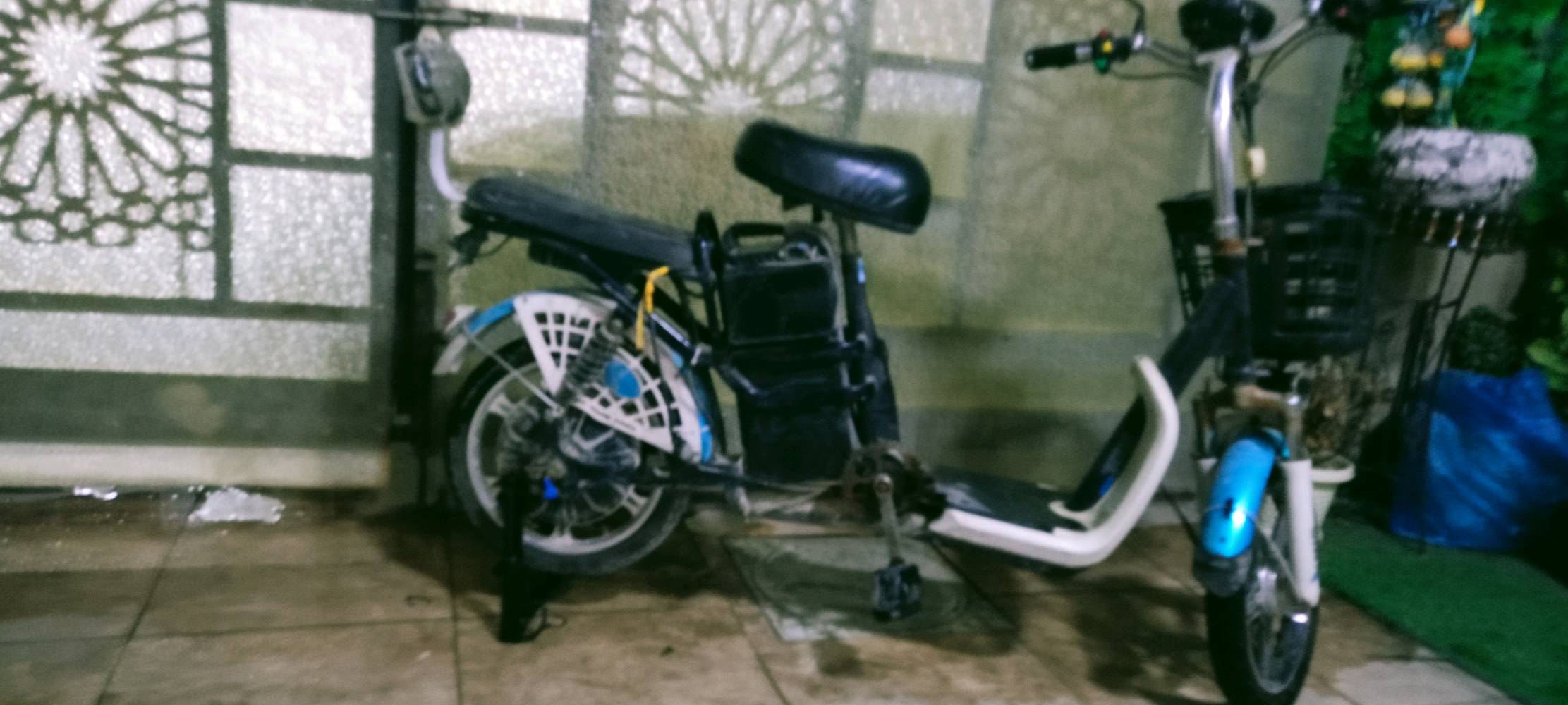 للبيع دراجة شحن his حجم 16 باتريات منظومة 48 فولت 4 بطاريات صغيرة تجي وياها شاحنة يحتاجلها شوية ادامة و اهتمام 
السعر 200 
للاستفسار واتس:
***********
