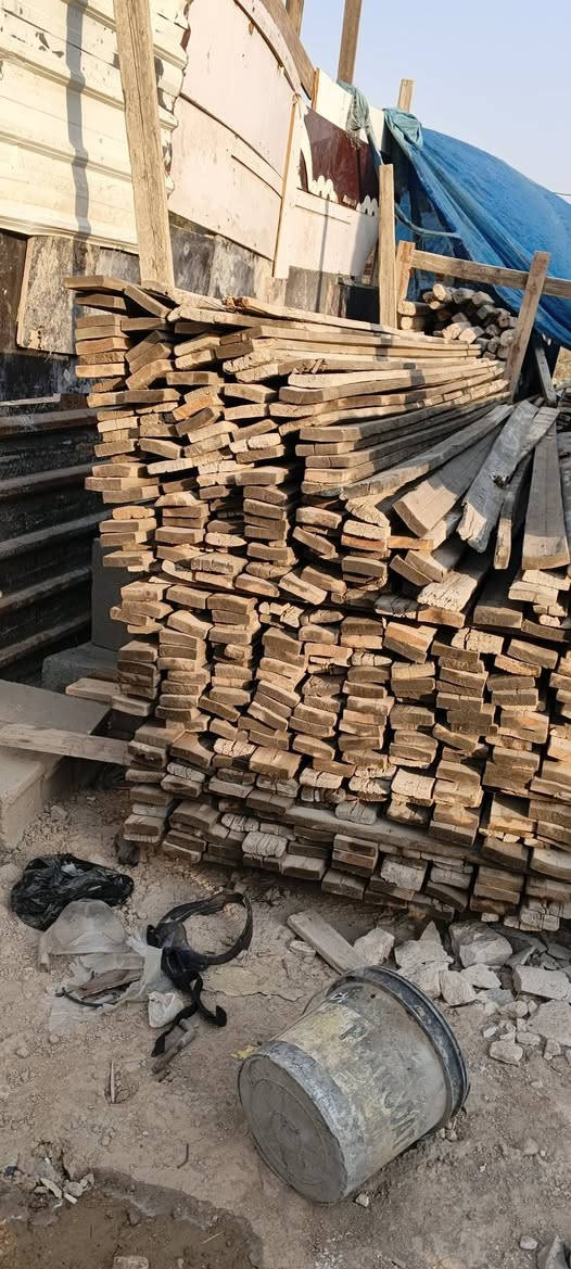 قالب خشب بالتكامل للبيع يدق مساحه 1300 مع جكات 600 + فقط 500 ابيع شلع سعر مناسب ***********

