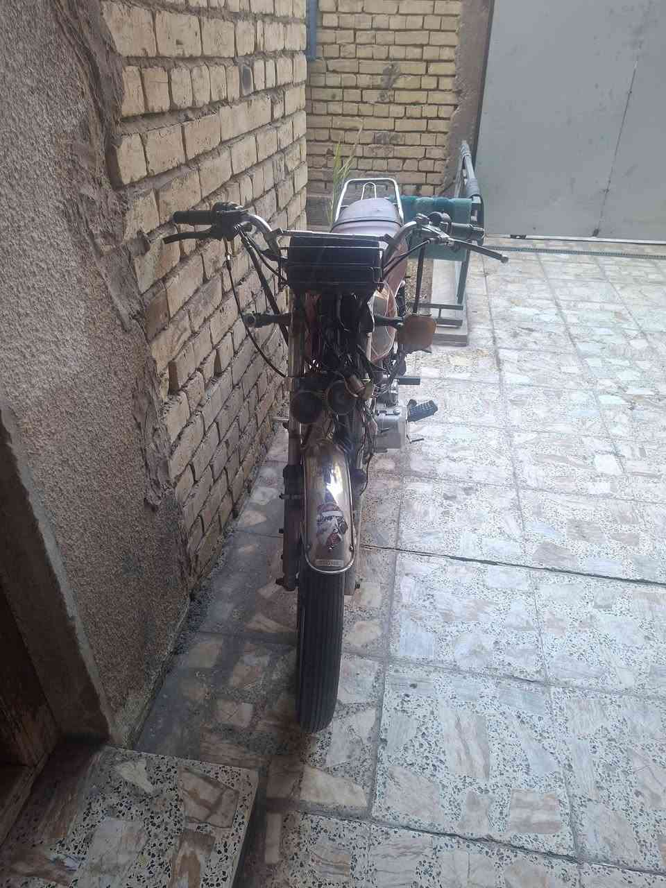 سلام عليكم اخوان عندي دراجه سيفان للبيع مديل ١٩ مكينتهه بيهه تبخير كهربائياتهه مخربطه اوراقهه كامله اصليه  السعر ٣٠٠ بيهه مجال رقمي *********** مكان الحريه الثانيه قرب العياده الشعبيه
