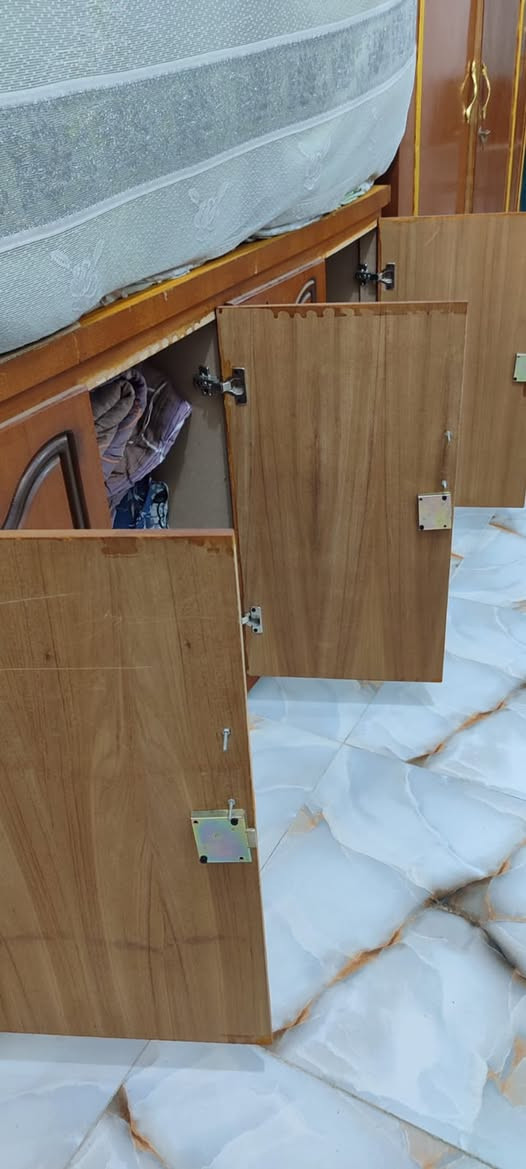 سلام عليكم بوفيه ام 6 باب كلش نظيفه + ميز بلازمه جام نظيف جدا مكلف بالنشر تفاصيل اكثر استفسار ع الرقم 
***********
