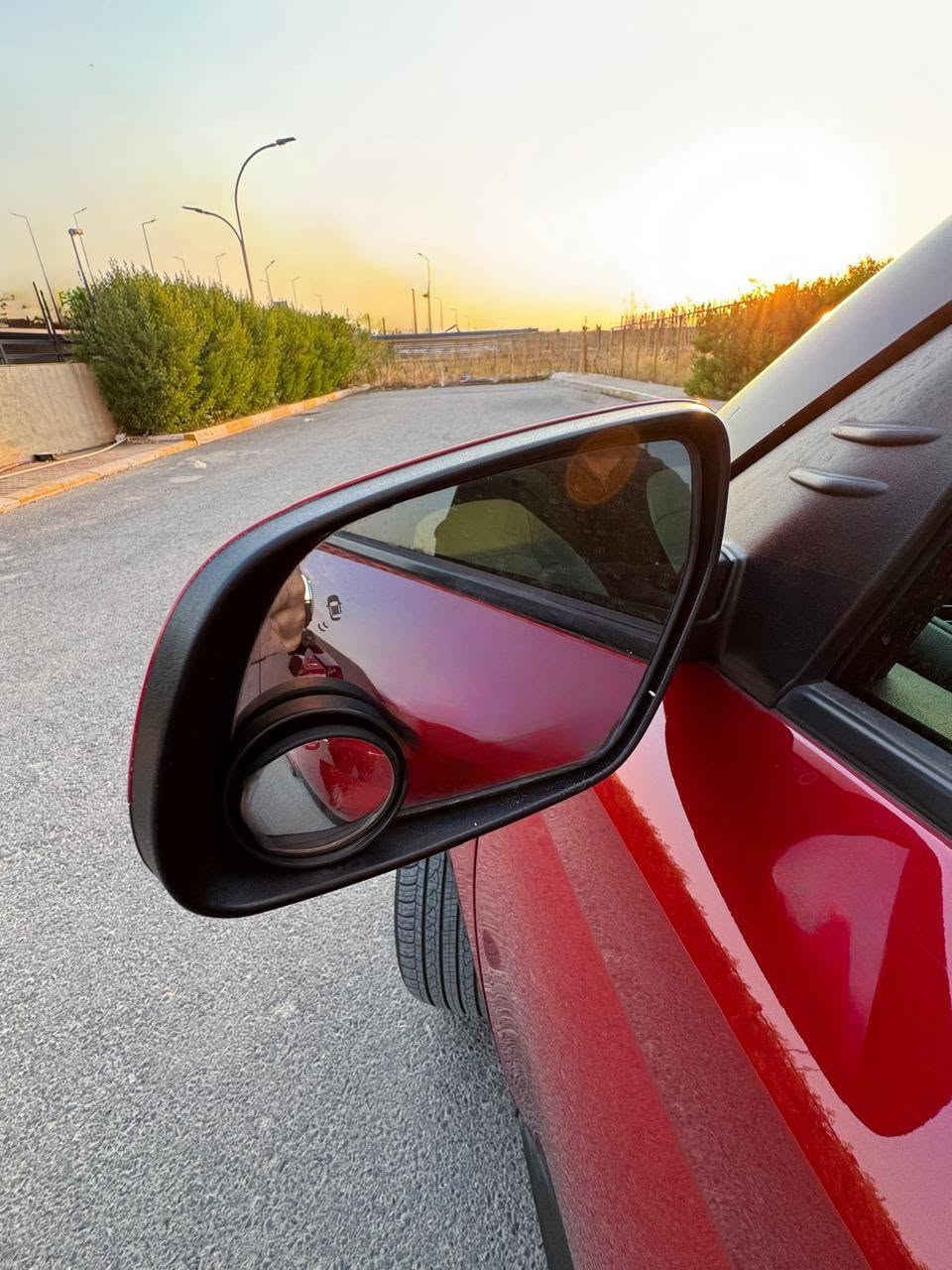 🚗 للبيع: هيونداي فينو (Hyundai Venue) موديل 2023 - فول مواصفات 🚗
سيارة قمة بالنظافة، اقتصادية جداً، ومجهزة بجميع مواصفات الراحة والأمان، جاهزة للاستخدام والتحويل المباشر.
​أبرز المواصفات:
​الموديل واللون: 2023 - أحمر مميز.
​المحرك والقير: 4 سلندر سعة 1.6L اقتصادي جداً مع قير أوتوماتيك ناعم.
​الشاشة والتقنيات: شاشة وسطية تدعم آبل كاربلاي وأندرويد أوتو + عدادات ديجيتال بالكامل.
​المقصورة: مقاعد جلد وقماش مميزة بحالة الممتاز.
​أنظمة الأمان: تنبيه النقطة العمياء، نظام كشف المسار، مانع تصادم، وكاميرا خلفية مع خطوط توجيهية.
​الإضافات: تشغيل بصمة، دخول ذكي، ويل أوفر 17 إنش، سكك سقف، ومثبت سرعة.
​الحالة والضرر:
​صبغ بنيد فقط (حادث سطحي بسيط).
​كفالة شاصي، لغود، وأيرباجات سليمة.
​بشرط الفحص (مكينة، قير، كهرائيات).
​السعر والتواصل:
​السعر المطلوب: 130 ورقة ($13٫000) - وفيها مجال بسيط للجادين بعد المعاينة.
كفالة رقم 15 ورقة.
​المكان: [اربيل]
​للتواصل:‎***********] / يتوفر واتساب.
