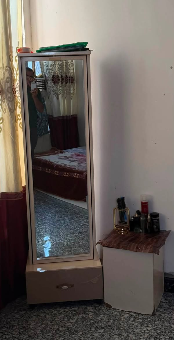 @غراض غرفه نوم للبيع 
(جربايه وكنتور وميز تعلاكه ابو المرايه وطابوريه )
السعر ٤٥٠ للبيع *********** 
قسم بربي اسعارهن بل ٨٠٠ وجدد بعدهن بس احتاجيت
