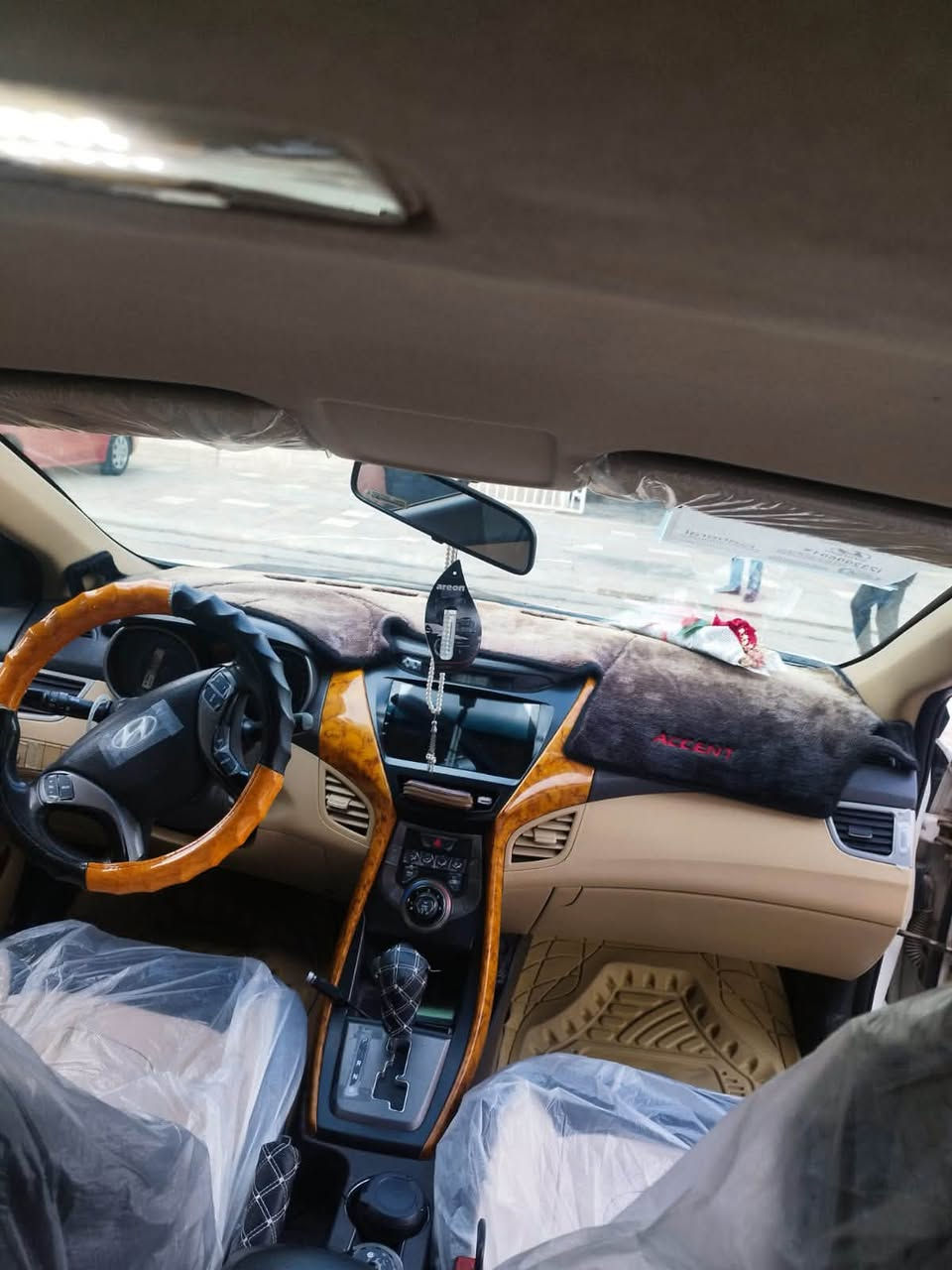 الانتر خليجية
موديل 2013
سنوي ل2027 تسقط 
شرطة المحرك لاصرف ولانفخ معمرة جديد والكير شرط 
طخم جديد داخل صاج 
مبدل بوند فقط تعديل بيها عالبارد سعرها 95 وبيها مجال بصيط للشاري ...الاتصال علئ الرقم ***********

