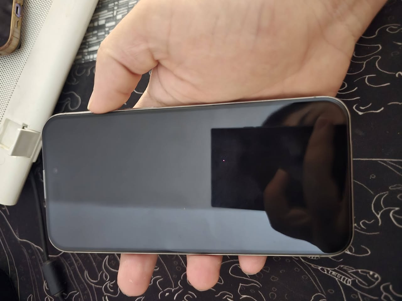 📱🔥 للبيع iPhone 15 Pro Max 256GB – Titanium
للبيع آيفون 15 برو ماكس بحالة  ممتازة، 

🔹 الموديل: iPhone 15 Pro Max
💾 السعة: 256GB
🎨 اللون: Titanium
🔋 صحة البطارية: 84%
🔌 الملحقات: الشاحن موجود
📱 الجهاز شغال وكل الوظائف تعمل بشكل طبيعي.

⚠️ ملاحظة مهمة:
الظهر بيه كسر واضح مثل ما مبين بالصور، لذلك السعر محسوب على حالة الجهاز، وما أريد أخلي أي شي مخفي على المشتري.

✅ الشاشة شغالة
✅ الكاميرات شغالة
✅ Face ID شغال
✅ الجهاز استخدامه طبيعي

💰 السعر:860,000 بي مجال بسيط 

📍، والمعاينة والفحص قبل الشراء.

تواصل:
ماسنجر 
الرقم :
***********
