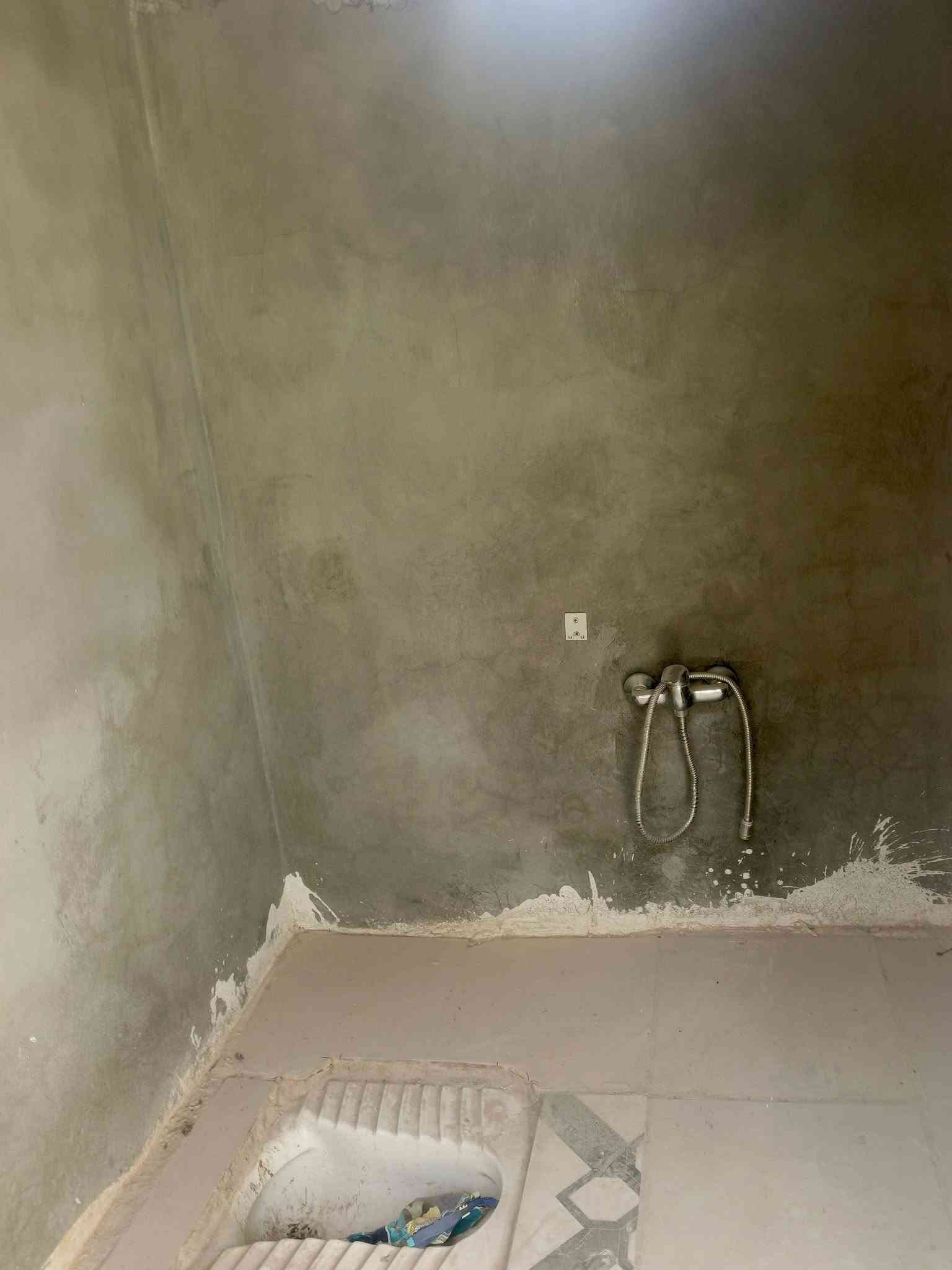 سلام عليكم بيت البيع مساحه 200متر 
يحتوى على غرف النوم 2 صاله ستقبال كهرباء +مولد مدرسة غريبة على البيت طريق كربلاء نجف عمود 193طريع يا علي
نتصال ***********
