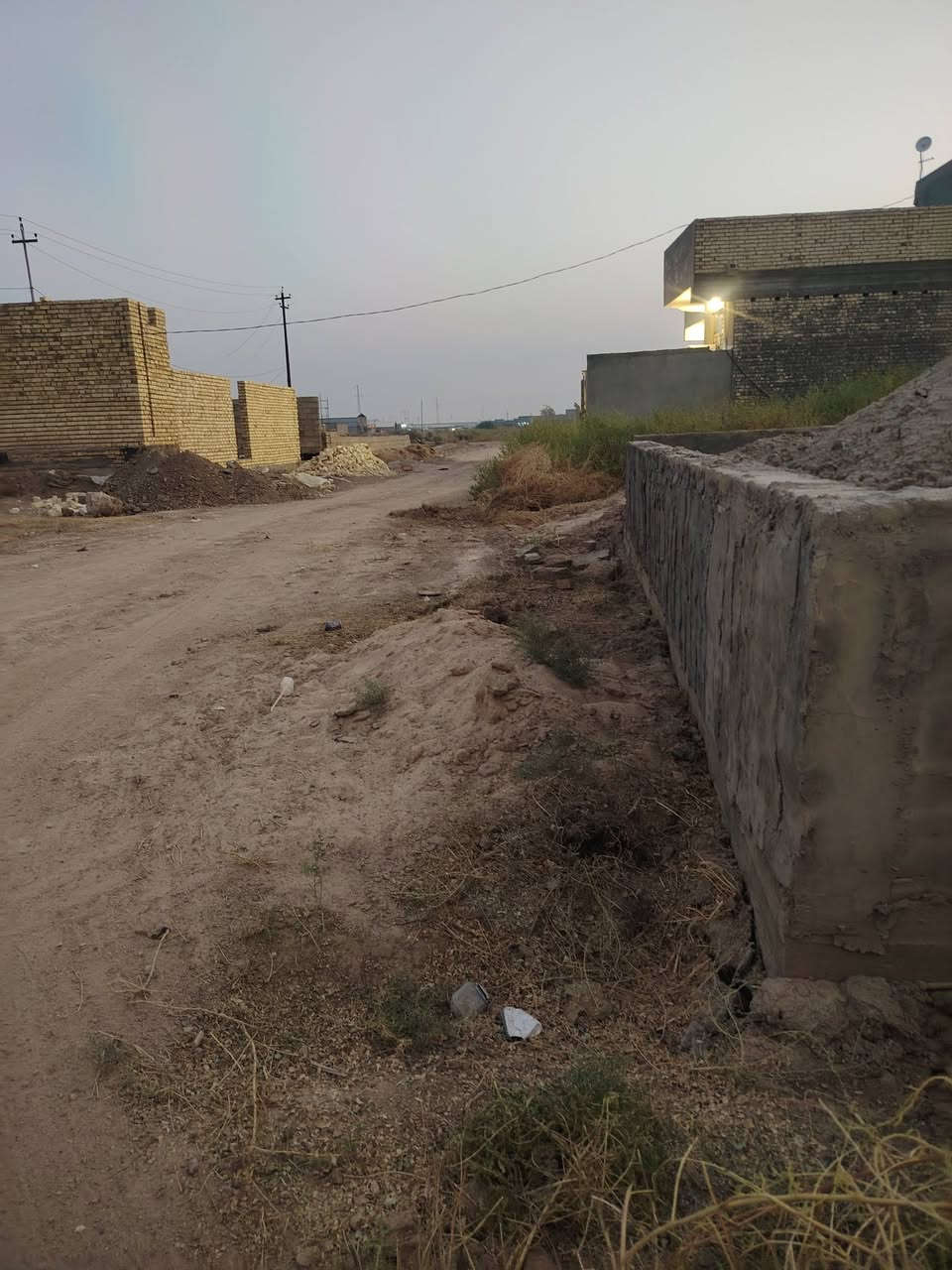 السلام عليكم بتلوو للبيع شغل درجه أوله مدفون وجاهز للبناء مساحته ٢٣٠ متر شارعه ١٠ متر موقعه خلف معرض رعد جوده كويجو للاستفسار ***********

