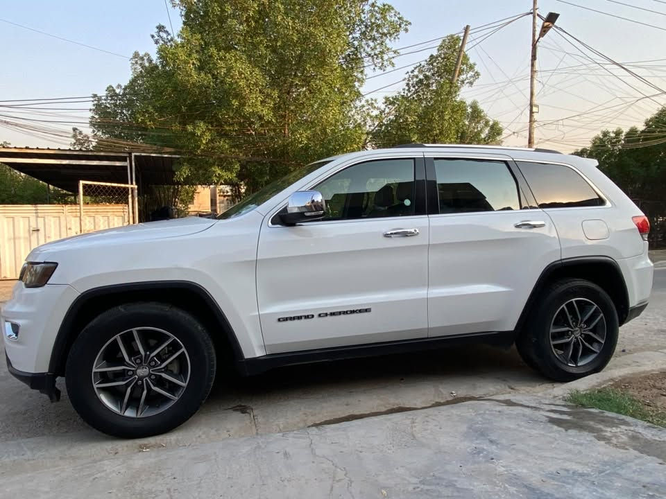 جيب jeep
الموديل :2018   
رقم بغداد بأسمي 
عدد مسافات : 125m————————-
المواصفات 
بصمه 
شاشه
(تو ويل)
الداخل جلد اسود   
مقاعد كهرباء
كشنات تدفئة+تبريد  
ستيرن تدفئة 
 هيتر مري
نضام الملاحة GBS 
تشغيل عن بعد
صندوق كهرباء
حساسات خلفية + امامي
كامرة دوارة 
مثبت سرعة 
———————
حادث السيارة خلفي خفيف جدا بدون ايرباك مرفق مع الصور.
وبيها طخة بغداد بلجاملغ الامامي عكس السايق مصبوغ  مكانها العصر بغداد حي العلام والصبح قرب علوة الرشيد
السعر 205$ وبيها مجال 
للاستفسار واتساب:
***********
