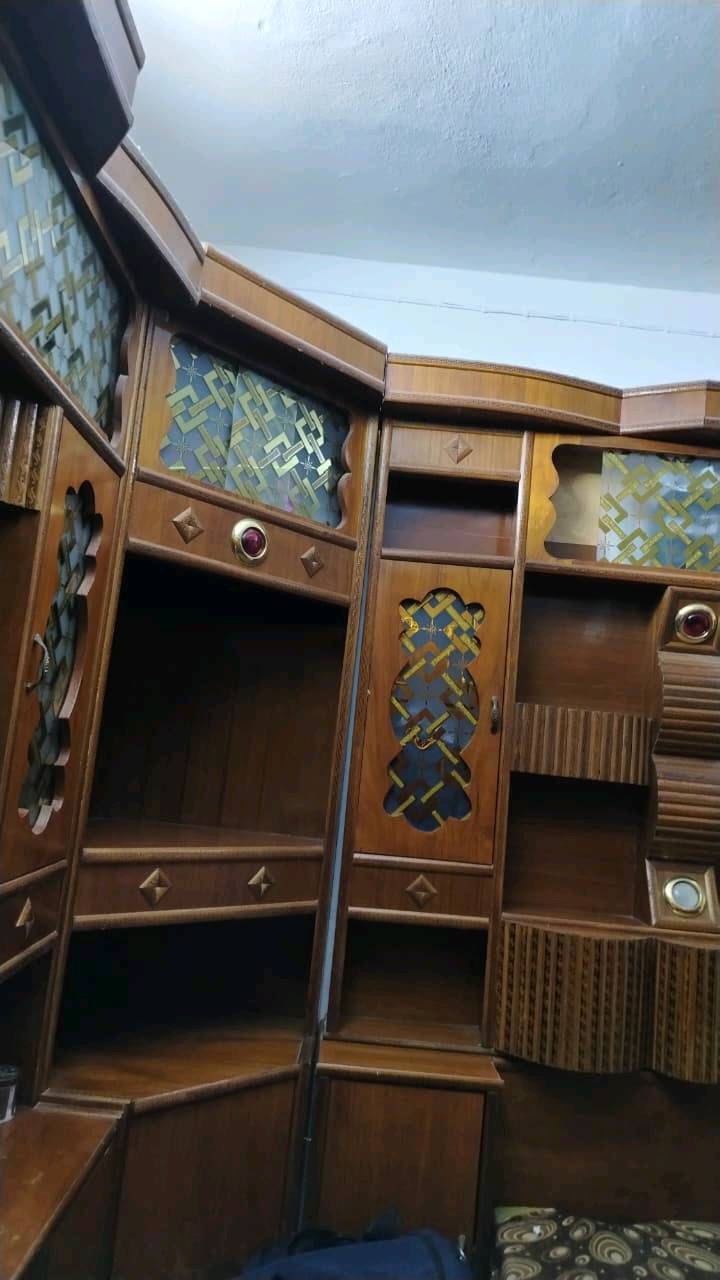 غرفه اخشاب كامله للبيع السعر المكتوب بي مجال اريد ابيعه لان غرفتي ضيگه مكاني بغداد ابو غريب. 