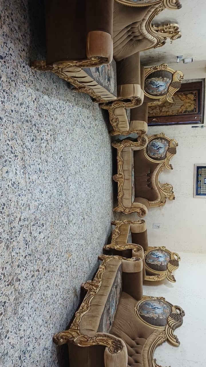 تخم ملكي تكمه نظيف جدا 10مقاعد ب340الف وبي مجال المكان الوشاش *********** يوجد توصيل بكروة يوجد واتس اب
