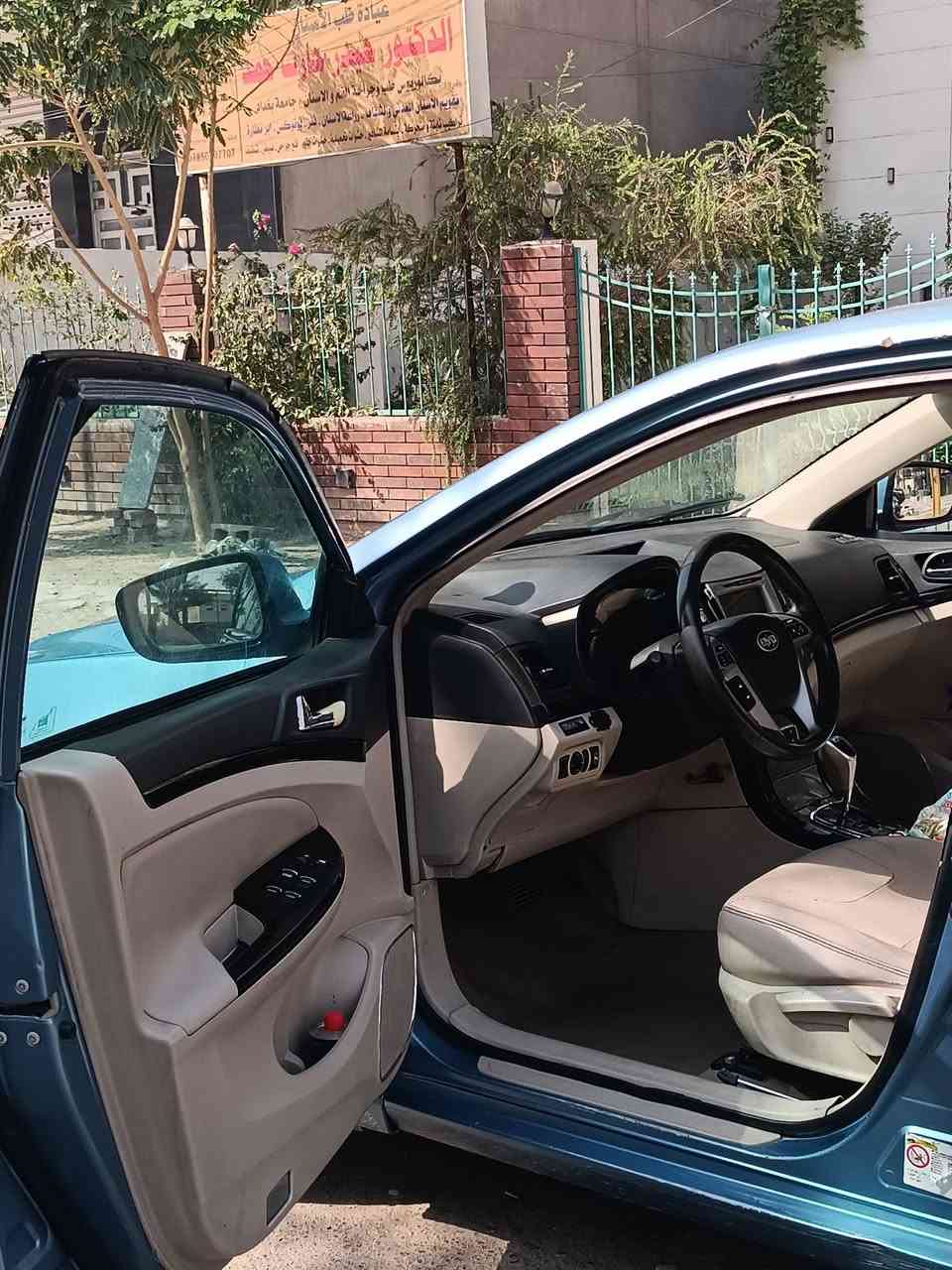 السلام عليكم BYD F5 السياره كفاله عامه لا ضربه ولا صبغ.ارقام انكليزيه مكينه وكير كامري خير من الله صدر أمامي خلفي دواخل السياره جديده مكان السياره بغداد حي الخضراء ممتواجد على الفيس ملاحضه (السياره ترهم مراوس حسب القناعه شعندك نزل) رقم الهاتف (***********)
