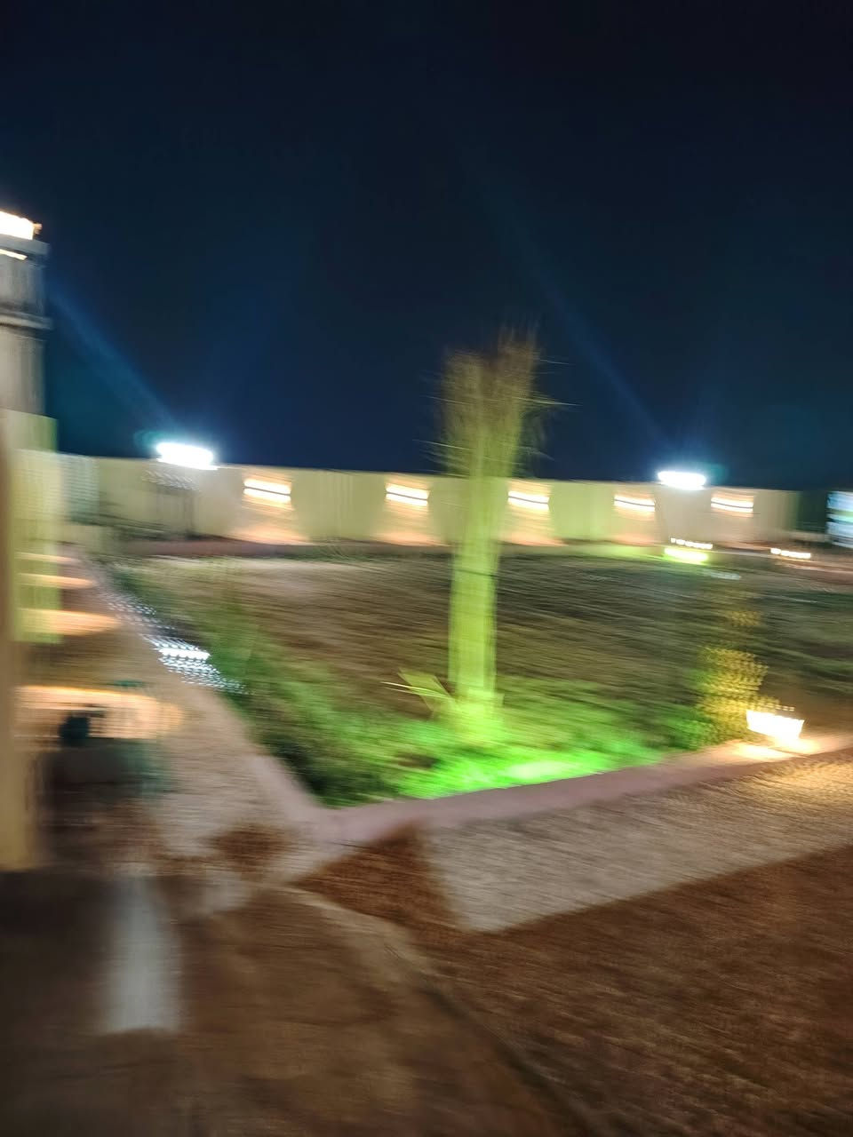 السلام عليكم مزرعه للبيع المساحه 750 عنوان طريق السنه السياحي قرض منتجع الروشه وحديقه الحيوانات كامله الخدمات ماي ازاله اناره سنه 25 مداور باسم المشتري مباشر الاستفسار على الرقم *********** 🌹
