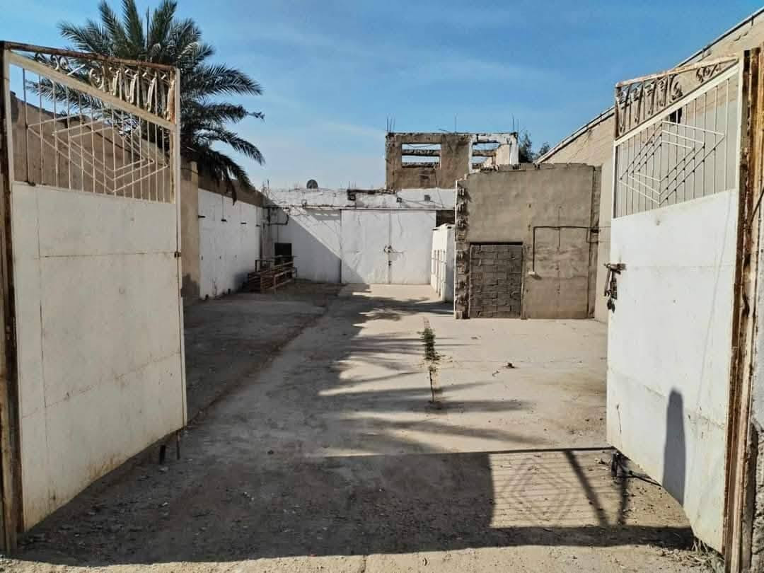 🏭 شركة صناعية لانتاج الالمنيوم والحديد /
للبيع مع الموقع 📍 العنوان: الإسكندرية – الحصوة – المنطقة الصناعية – خلف معمل ثلج الحصوة. 🚗 تبعد حوالي 30 دقيقة فقط عن طريق الدورة السريع الجديد.
المواصفات: ✅ طابو صناعي رسمي. ✅ مساحة الأرض: 15 × 60 متر. ✅ قاعة كونكريت جاهزة: 15 × 30 متر. ✅ ارتفاع القاعة: 4.25 متر. ✅ تحويل مباشر ورسمي من: • التنمية الصناعية • دائرة الشركات • اتحاد الصناعات • البلدية
💰 إيجار البلدية السنوي: 650 ألف دينار فقط.
💵 السعر: 110 مليون دينار عراقي فقط.
⭐ فرصة مناسبة للمعامل، المخازن، الورش، المشاريع الصناعية والاستثمار طويل الأمد. ⭐ موقع حيوي داخل المنطقة الصناعية مع سهولة الوصول والخدمات.
📞 للاستفسار والمعاينة والتفاوض، تواصل الآن واتساب //*********** ✅ الفرص المميزة لا تبقى متاحة طويلاً... احجز استثمارك قبل فوات الأوان!

