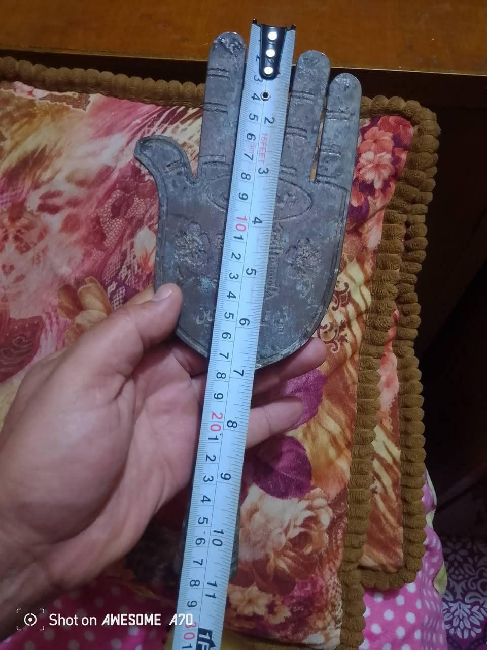 ***********

نص مكتوب في الصور:
- Shot on AWESOME A70