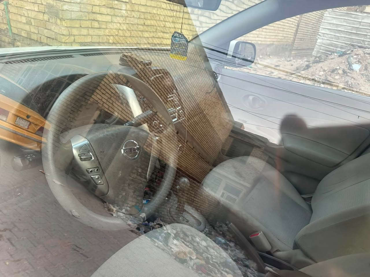 نيسان سني ٢٠٢١ 
سياره نضيفة كشره حلو 
سياره ماشيه ١٦٠ كيلو 
حادثه جنطه بس مواصله لا لغود ولا شواصي
و باب خلف سايق مضبوب براغي بس بل سونار يبين مفتوح بس مبي شي على ضمانتي 
سياره مكينه و تبريد فول 
مكان بغداد شعله 
السعر ٩٢ وبيه مجال بسيط 
رقم ***********
