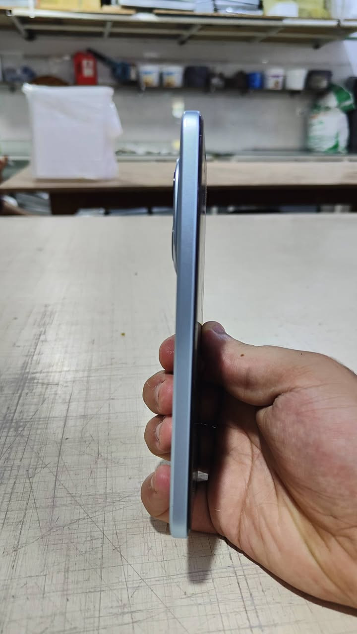 Redmi note 15 pro +

شريحتين + esim
الذاكرة : 512 GB

المعالج : Snapdragon® 7s Gen 4 Mobile Platform

RAM : 12 + 6

الشاشة : AMOLED بحجم 6.83 بوصة، دقة 1.5K (2772×1280)، وتردد 120Hz، سطوع أقصى 3200 nits، مع Dolby Vision وHDR10+ وحماية Gorilla Glass Victus 2.

الكاميرا الرئيسية: 200MP مع مثبت بصري OIS ومستشعر 1/1.4 بوصة، إضافة إلى 8MP Ultra-Wide. تصوير فيديو حتى 4K/30fps.

السيلفي 32 MP 

البطارية: ضخمة بسعة 6500mAh.

الشحن: سريع بقدرة 100W HyperCharge.

الوزن: حوالي 207–208 غرام.

كارتون والغراض كاملة مع الملحقات

السعر : 580 وبي مجال

للاستفسار : ***********
