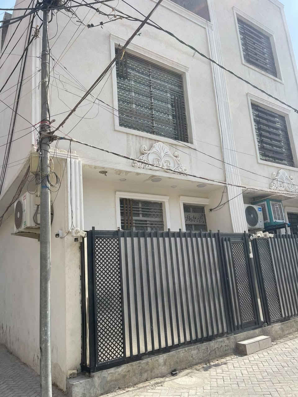 السلام عليكم بيت للبيع البيت متكون من طابقين والثالث بيتونه وسطح
الطارمه متر وربع في 4 امتار
الهول 4 في 3
مطبخ مفتوح هو مطبخ هو صاله جلوس الطول 4ونص في 3
حمام والتواليت مترين ونص في متر ونص
طابق الثاني يتكون من غرفتين 
غرفه على اليمين وغرفه على اليسار وحده 4 في 4ونص 
والثانيه 3في 4ونص طابق الثالث متكون من بيتونه وسطح على اليمين وسطح على اليسار
سعر البيت 135 وبيه مجال 
رقم تليفون ***********
مكاني بغداد الأمين الخدمي مال النواب
مساحته 41 واجهه 4ونص نزال 9 وشويه
بناء حديث سنه البناء 2024
البيت كاشي+سيراميك بناء حديث
البناء مسلح

