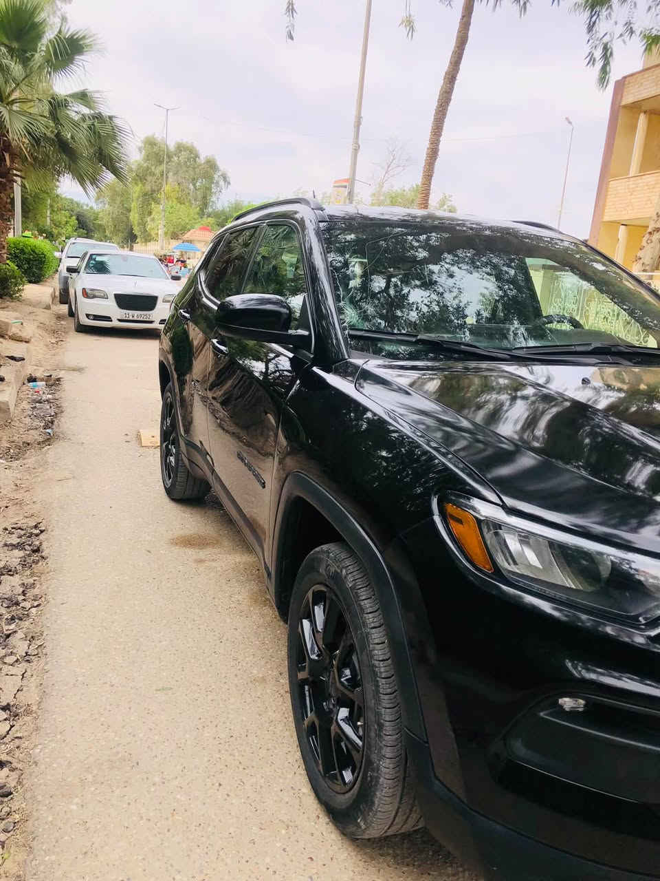*للبيع جيب كومباس 2023 Altitude 4x4 وارد أمريكي -
 
*السعر: 150 ورقة - وبيها مجال بسيط للشراي الجاد* 
 
المواصفات 
- *الموديل*: Jeep Compass 2023 فئة Altitude X4 
- *المحرك*: 2000 تيربو 4 سلندر بقوة 200 حصان 
- *الدفع*: رباعي 4x4 
- *الممشى*: 8,000 ميل فقط = 12,800 كم - بعدها جديدة 
- *اللون*: أسود ملكي مع جنوط 18 إنش سوداء بلادية 
- *المواصفات*: شاشة 10 إنش كبيرة، نظام Uconnect 5، Apple CarPlay وايرلس، كاميرا خلفية، رادارات، نقطة عمياء، مثبت سرعة ذكي، تدفئة كشنات أمامية + تدفئة ستيرن، تشغيل عن بعد، بصمة، مكيف لمس ثنائي، 6 إيرباق 
 
حالة السيارة 
- *وارد أمريكي نظيف* 
- *الضرر السابق*: تبديل جاملغ + بنيد فقط، لا شاصي ولا ضرر قوي 
- *الحالة الحالية*: مصلحة ونظيفة، بعدها بيها نواقص بسيطة جداً ما تأثر على المشي 
- *الترقيم*: بعدها ما مرقمة، تترقم بأي محافظة تريدها - الوراق كاملة وجاهزة 
- *الفحص*: افحص وين ما تريد 
 
*📍 السيارة موجودة حالياً [ البصرة - القرنة ] 
 
*للإتصال والاستفسار: [ *********** ] - واتساب متوفر 24 ساعة*
