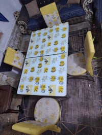 ميز طعام • ٤ كراسي • نضيف