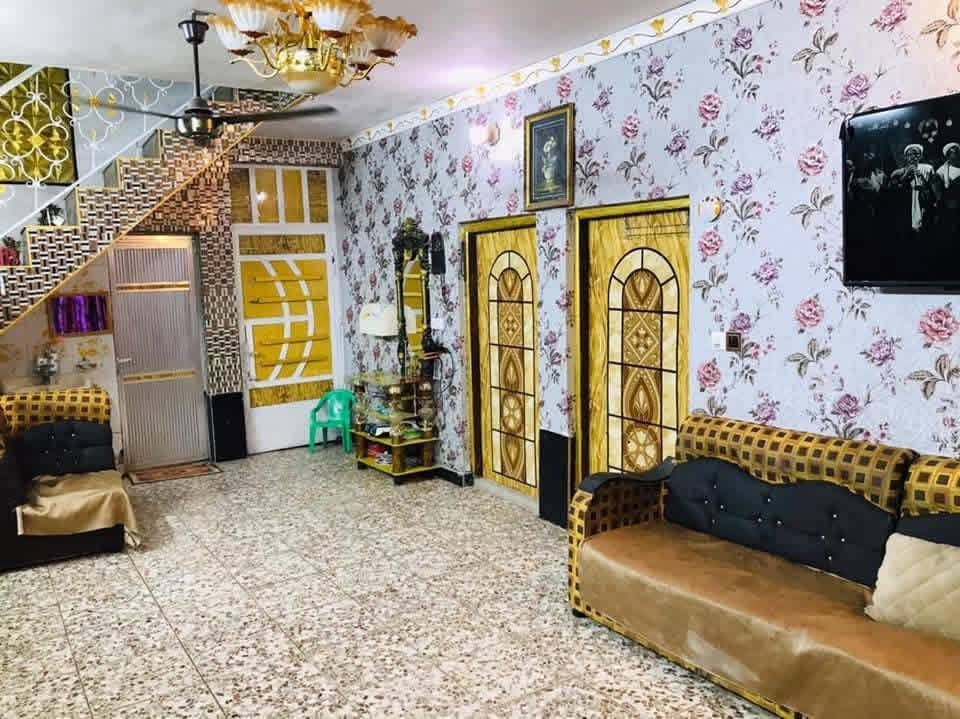 مرحبا بيت زراعي سند 25 مساحه 200 متر ويا 50واقع حال يعني 250 طابق ونص 5غرف نوم مطبخ وستقبال وحديقه وكراج ويطل على شارعين مكان زعفرانية نهاية شارع المعهد قرب جامع المصطفى سعر130 عارضه اقل من قيمه البيت والمنطقه لين مستعجل على البيع *********** واتساب ***********
