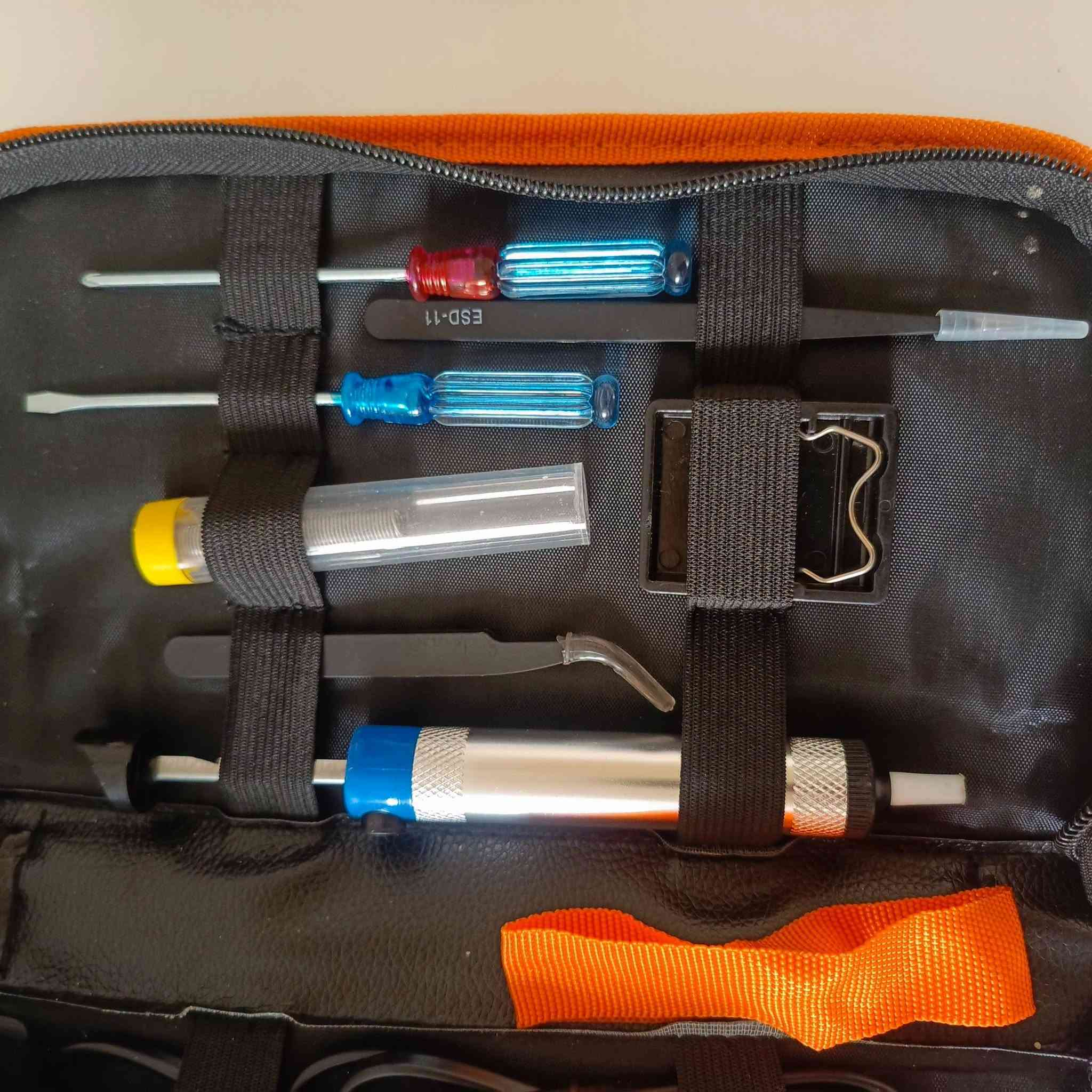 متوفر حقيبة تحتوي على مجموعة أدوات كاوية لحام كهربائية (Soldering Iron Kit) بقدرة 60 واط مع ملحقاتها المتعددة مثل رؤوس الكاوي، ومصاصة القصدير، والملاقط.

السعر 15
يوجد توصيل الى جميع محافظات العراق
امزون الديوانية للبث المباشر
