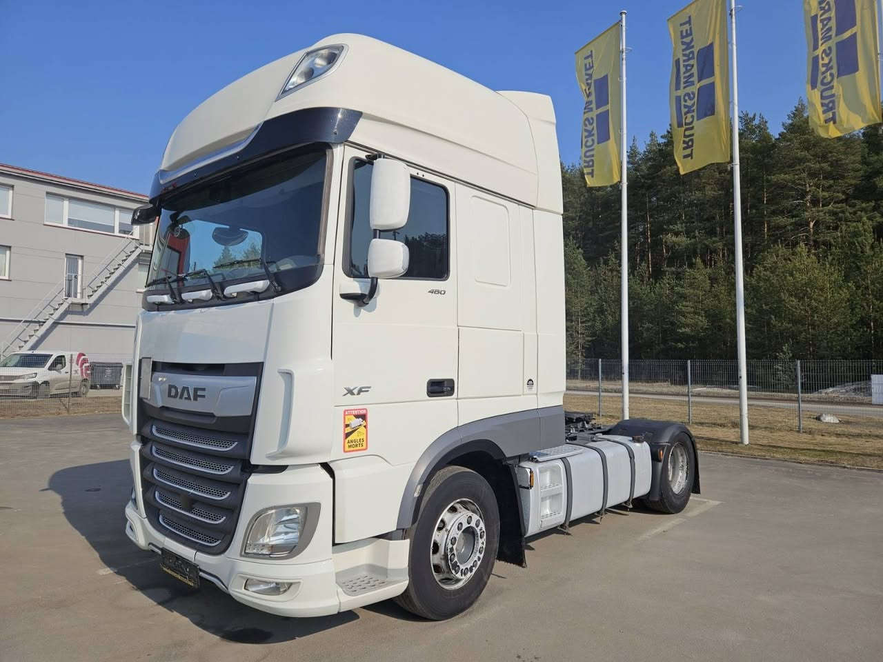 🚛 DAF XF 480 | موديل 2019 🇫🇮➡️🇮🇶
للبيع قاطرة DAF XF 480 موديل 2019، وارد من فنلندا 🇫🇮
السيارة حالية في فنلندا وقريباً تصل إلى أربيل 🇮🇶، بمواصفات أوروبية ومناسبة للعمل والنقل لمسافات طويلة.
🔹 المواصفات:
الماركة: DAF
الموديل: XF 480
سنة الصنع: 2019
المحرك: PACCAR MX-13
القوة: 480 حصان
سعة المحرك: 12.9 لتر
الانبعاثات: Euro 6
القير: أوتوماتيك TraXon – 12 سرعة
نظام الدفع: 4×2
الكابينة: Space Cab / Sleeper
الممشى: تقريباً 926,000 كم
بلد السيارة: فنلندا 🇫🇮
الوصول: أربيل 🇮🇶
⭐ وصف السيارة
قاطرة DAF XF 480 معروفة بقوة محركها واعتماديتها، ومناسبة جداً للنقل لمسافات طويلة. السيارة مختارة من السوق الفنلندي، وتتميز بمواصفات أوروبية ومحرك MX-13 بقوة 480 حصان مع قير TraXon أوتوماتيك.
السيارة حالياً في فنلندا، وقريباً تصل إلى أربيل.
🔍 الفحص والمعاينة متاحان عند وصول السيارة.
💰 السعر
السعر خاص للجادين فقط.
📞 للاستفسار والحجز
***********
***********
🇫🇮 فنلندا → أربيل 🇮🇶
🚛 DAF XF 480 — 2019
فرصة ممتازة لأصحاب النقل والشركات.
