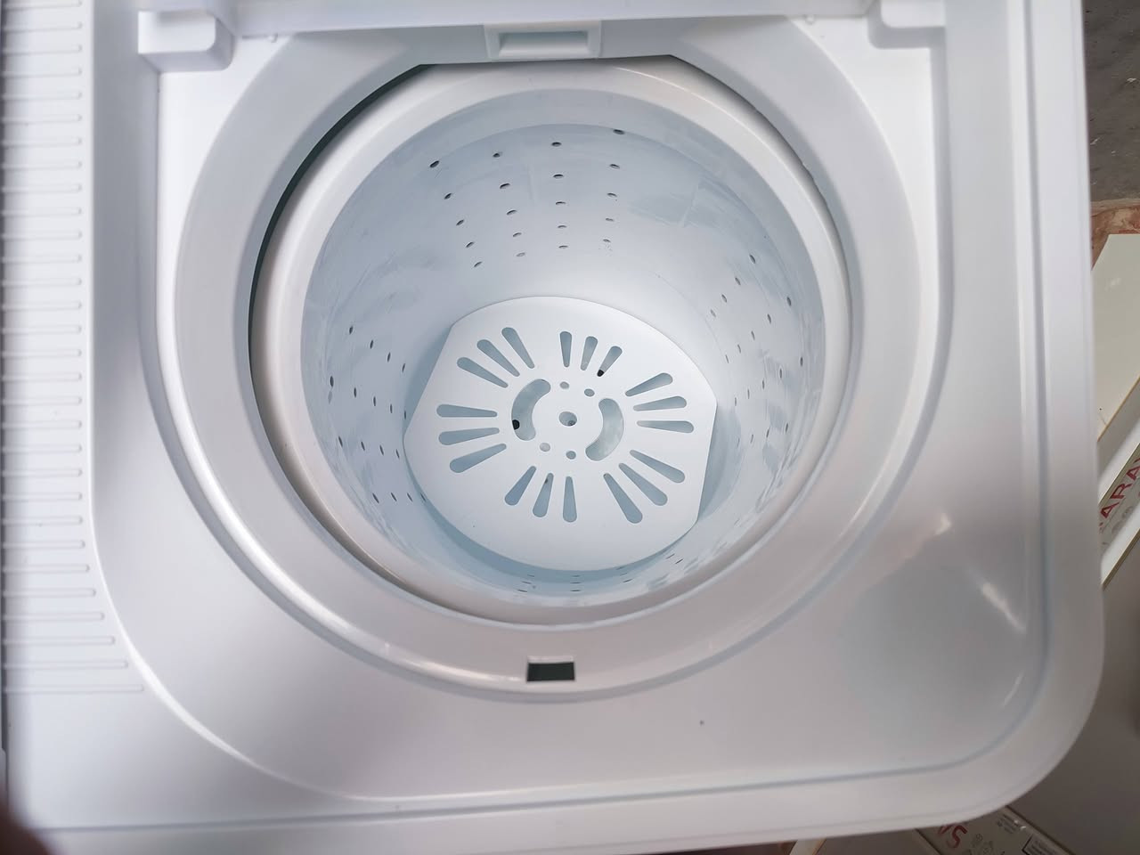 للبيع غسالة من شركة UNEVA Twin-Tub 
سعتها 15 كيلو 
موديل UN-WMT26000
تواصل  ***********
