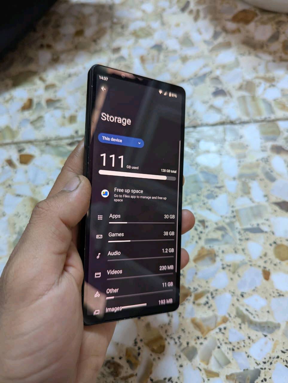 سلام عليكم جهاز sony 5 mark 5
نسخة ياباني دوكومو ( عربي اصل)

 شريحتين شريحة eism وشريحة عادية

 معالج سنابدراجون 8 جين 2 

كامرات 2 بدقه 48 ميغا بكسل تصور 4k. 120 فريم مع برامج تصوير احترافيه

الصوت دل سبيكر ومدعومات ب5 ميزات وحده منهن الذكاء الاصطناعي 

ذاكرة 128 عشوائية 8

 شاشه OLED شاشه 120 هرتز وتنرفع خلال اللعب لل 240 فريم

بطارية 5000

ومتروس ترس مواصفات

 الجهاز جديد كفاله عامه

مراوس مكاني بغداد

رقمي ***********