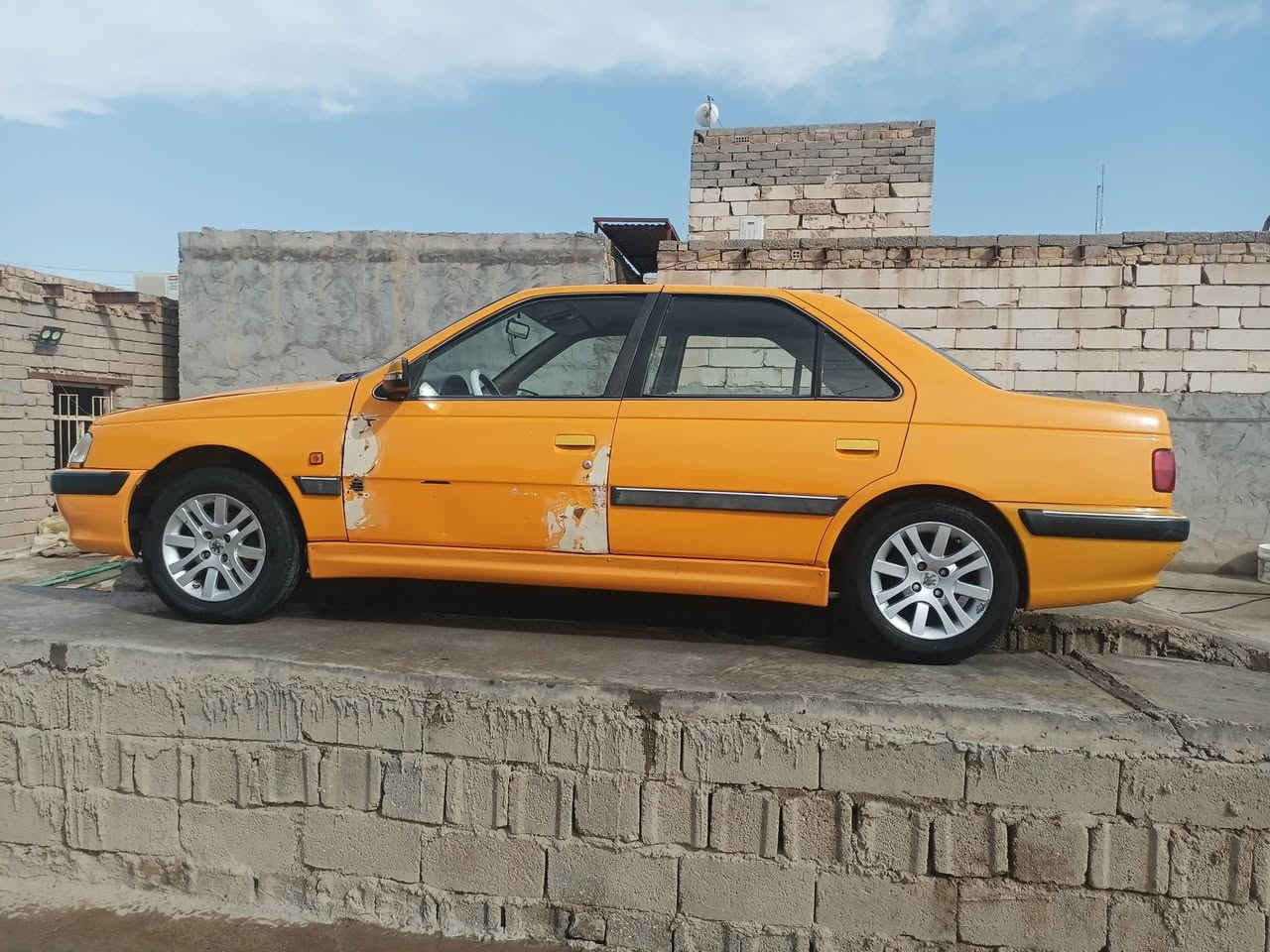 السلام عليكم بيجو بارص موديل 21 جاهزه مكينه وكير حداده وره وكدام كهربائيات شاشه السياره كفاله من كلشي بيهه بس طخه باب السايق مبينه بالصوره سعرهه 65  وبيهه مجال ***********  مكاني ناصريه الغراف
