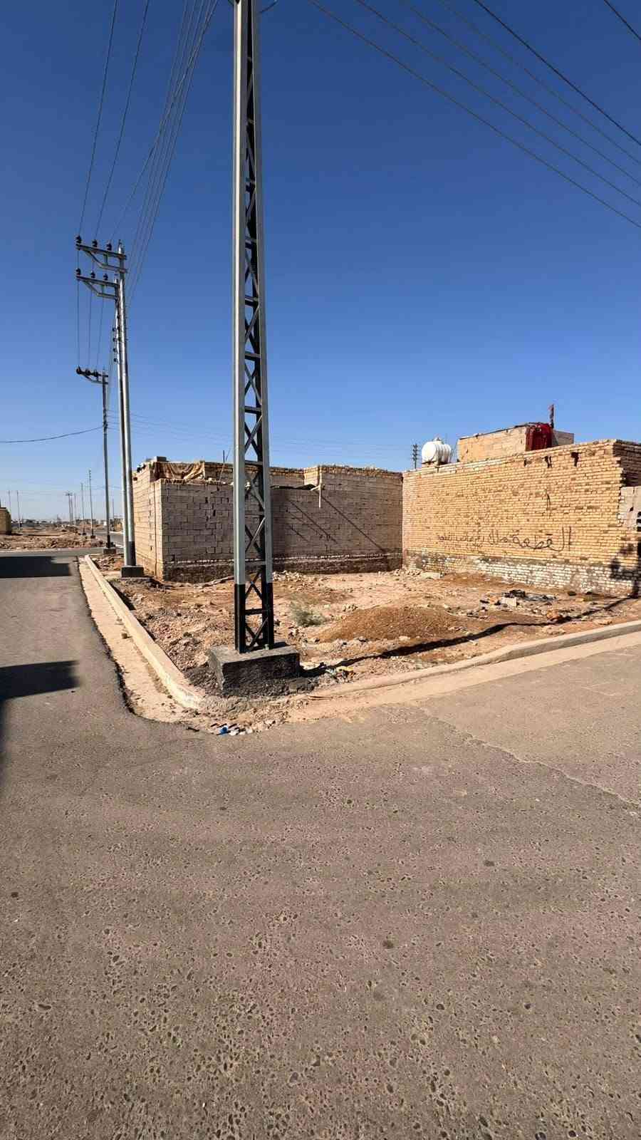 السلام عليكم
قطعه ارض للبيع 
المساحه 100 متر مربعه
خدمات كامله من كهرباء مي مجاري 
القطعه ركن مكان القطعه حي الرحمه الثانيه 
قرب مركز شرطة حي الرحمه 
القطع هاي وزعوها للمتجاوزين يعني اصير طابو 
للتواصل ***********
التواصل وي صاحب الرقم انه مكلف بنشر
