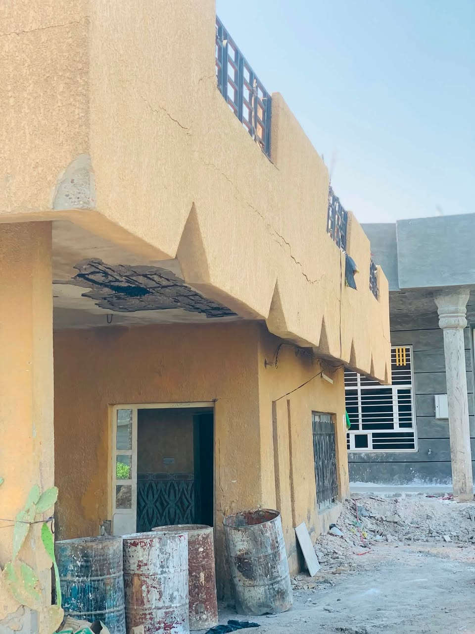 السلام عليكم بيت تفليش للبيع  مساحه 300مسلح شبابيك ثقيله البيت طابوك العنوان أبوغريب قرب  محطة جوهره العدنان للاستفسار ***********
